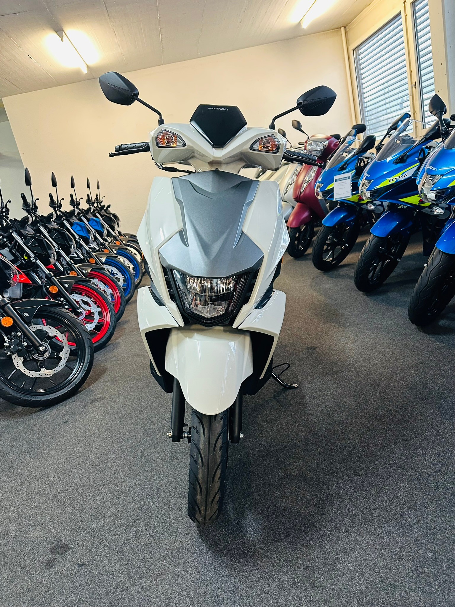 SUZUKI AVENIS 125-showroom-element-1
