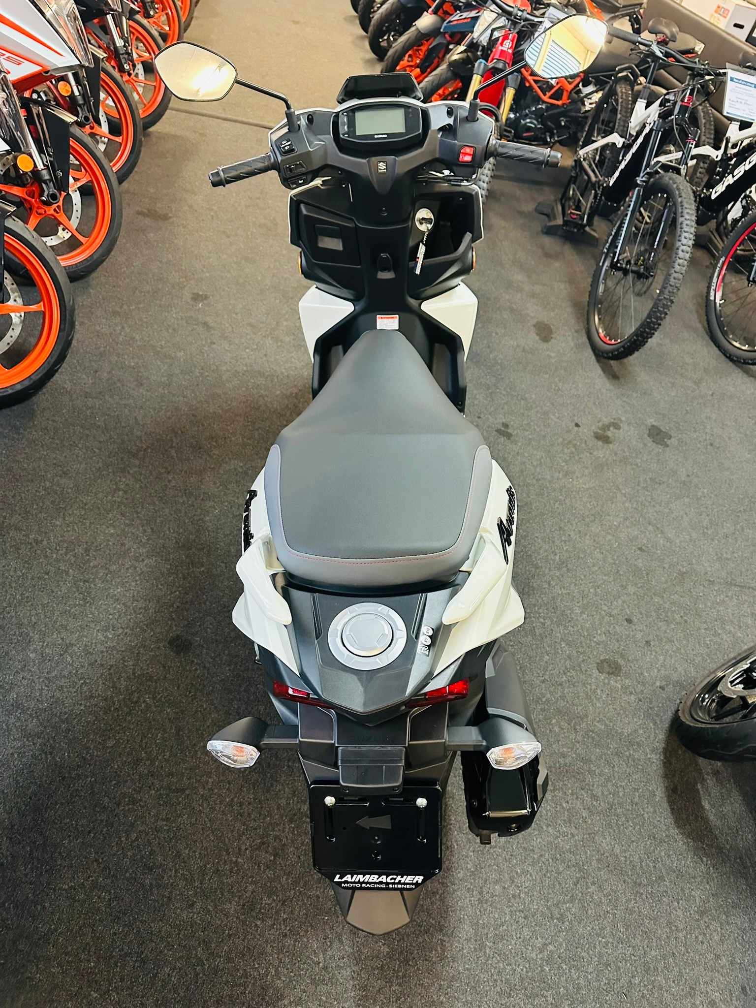 SUZUKI AVENIS 125-showroom-element-2