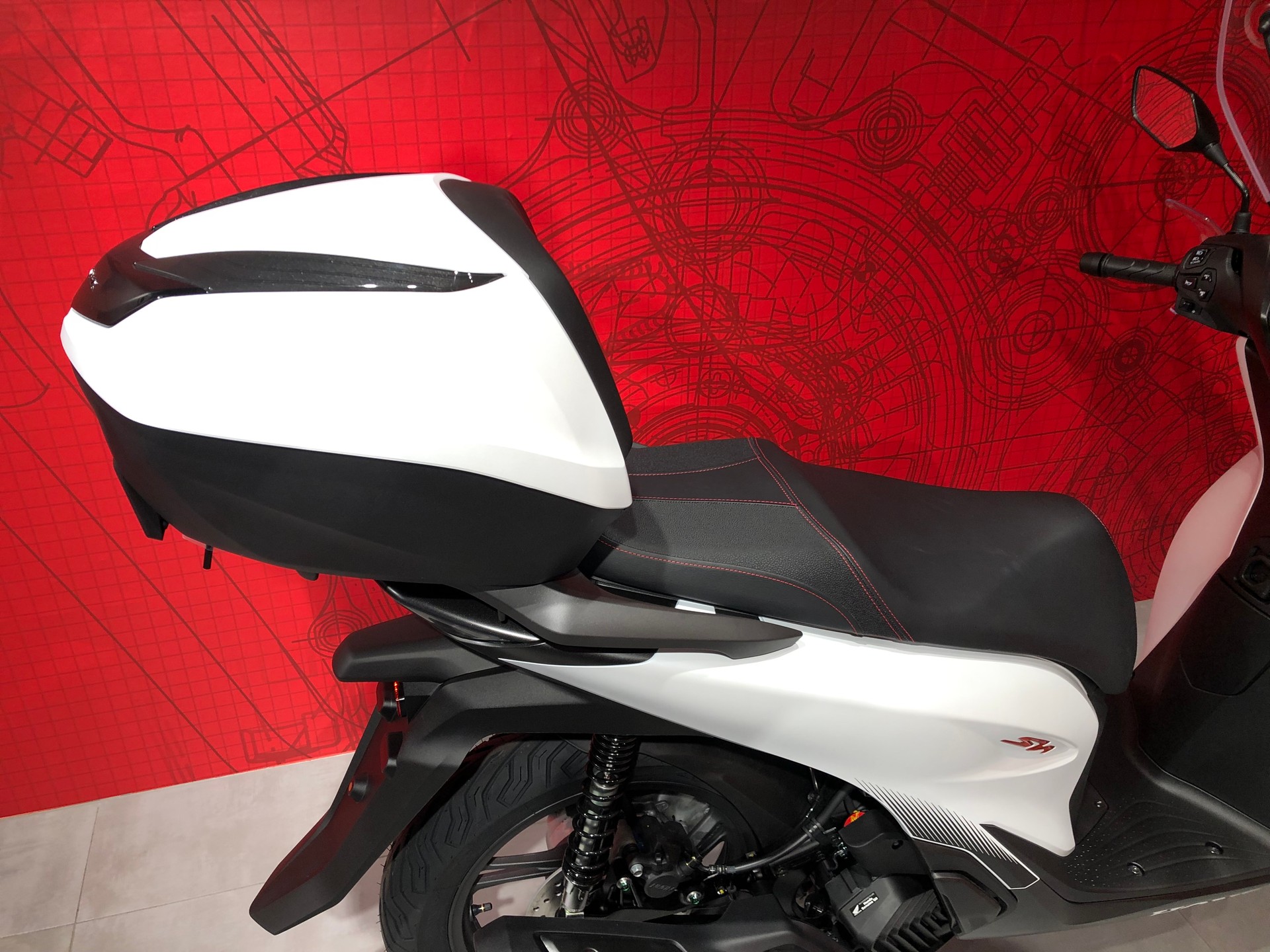 HONDA SH 125 Sporty-showroom-element-3