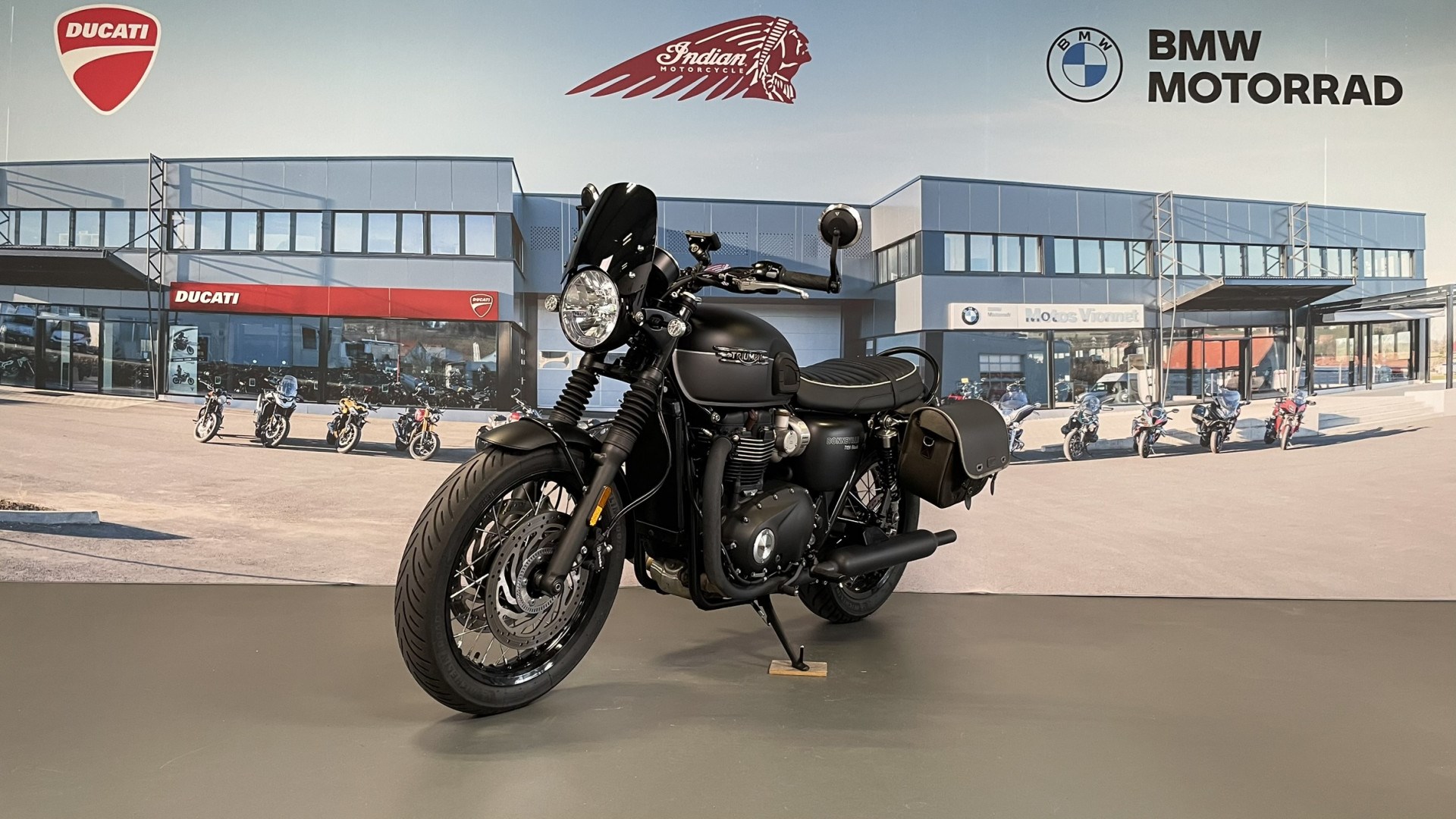 TRIUMPH Bonneville T120 Black-showroom-element-2