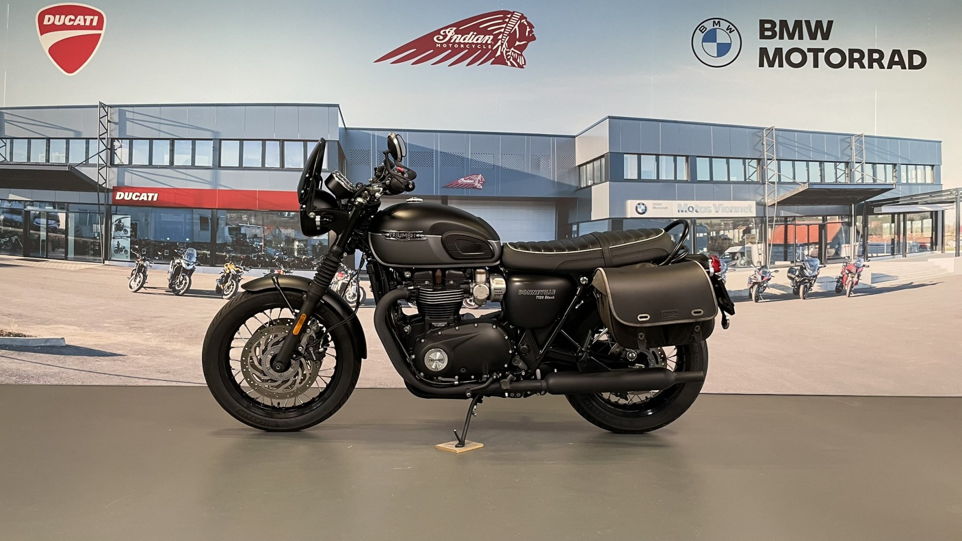 TRIUMPH Bonneville T120 Black-showroom-element-3