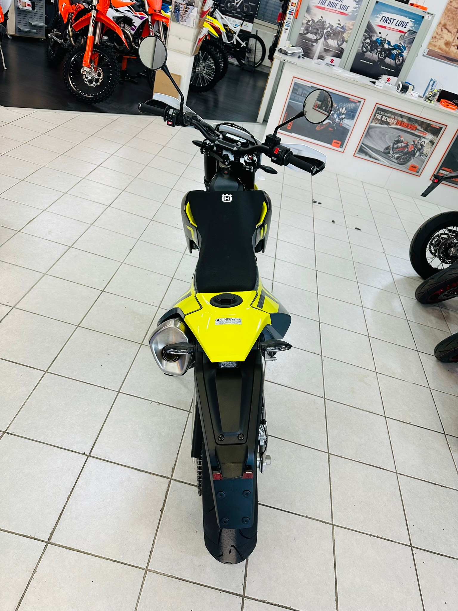 HUSQVARNA 701 Supermoto (35kW)-showroom-element-3