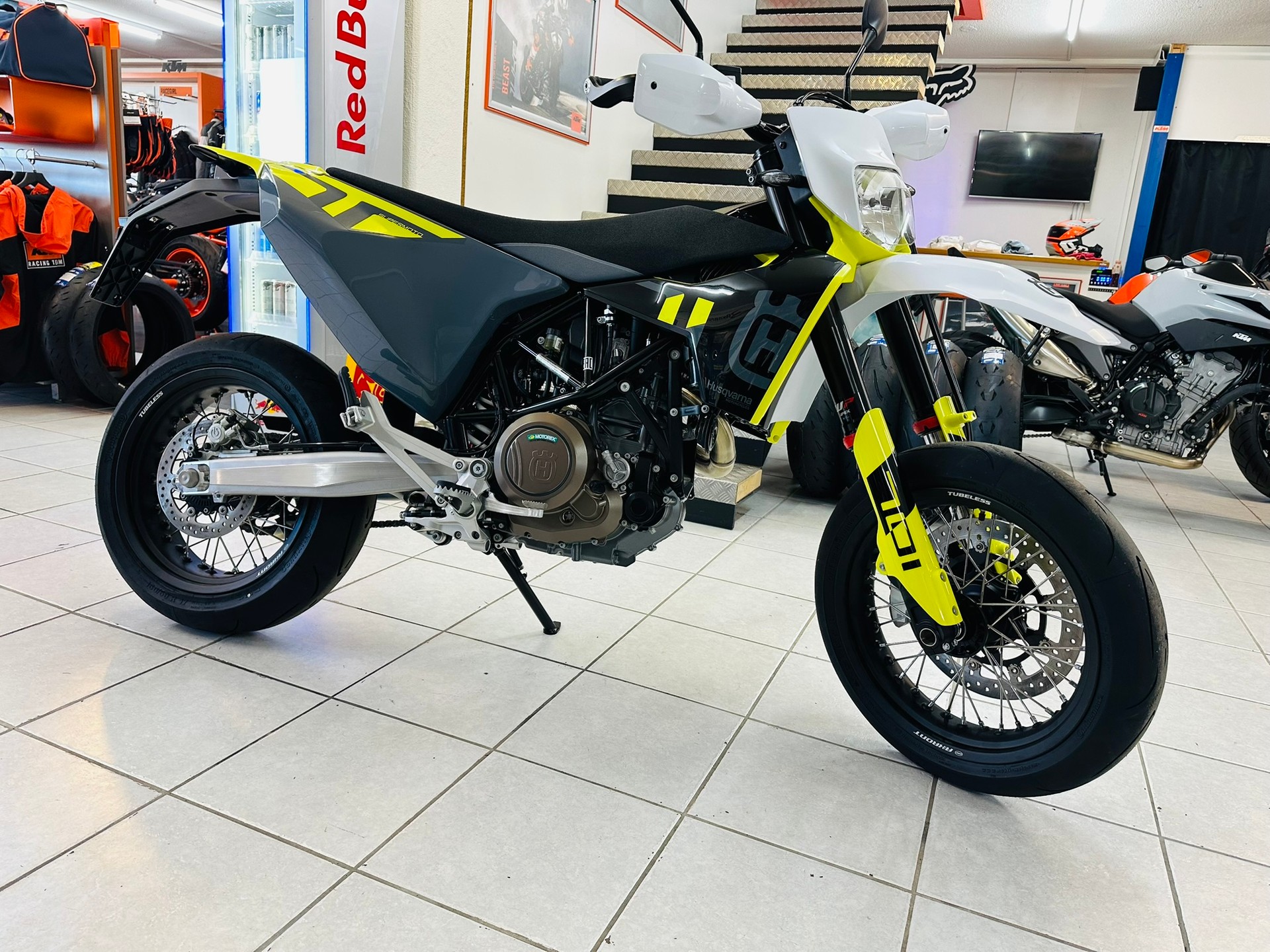 HUSQVARNA 701 Supermoto (35kW)-showroom-element-2