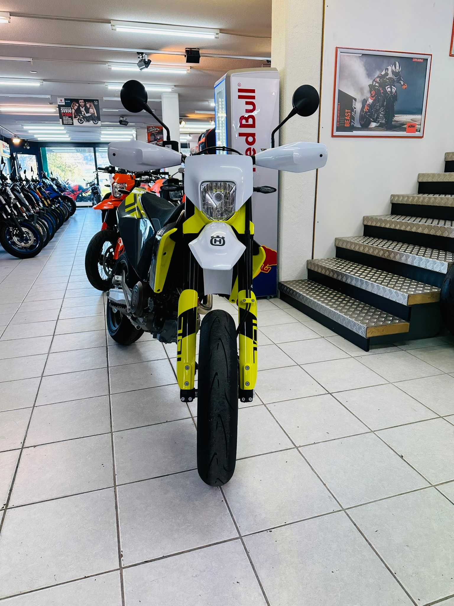 HUSQVARNA 701 Supermoto (35kW)-showroom-element-1