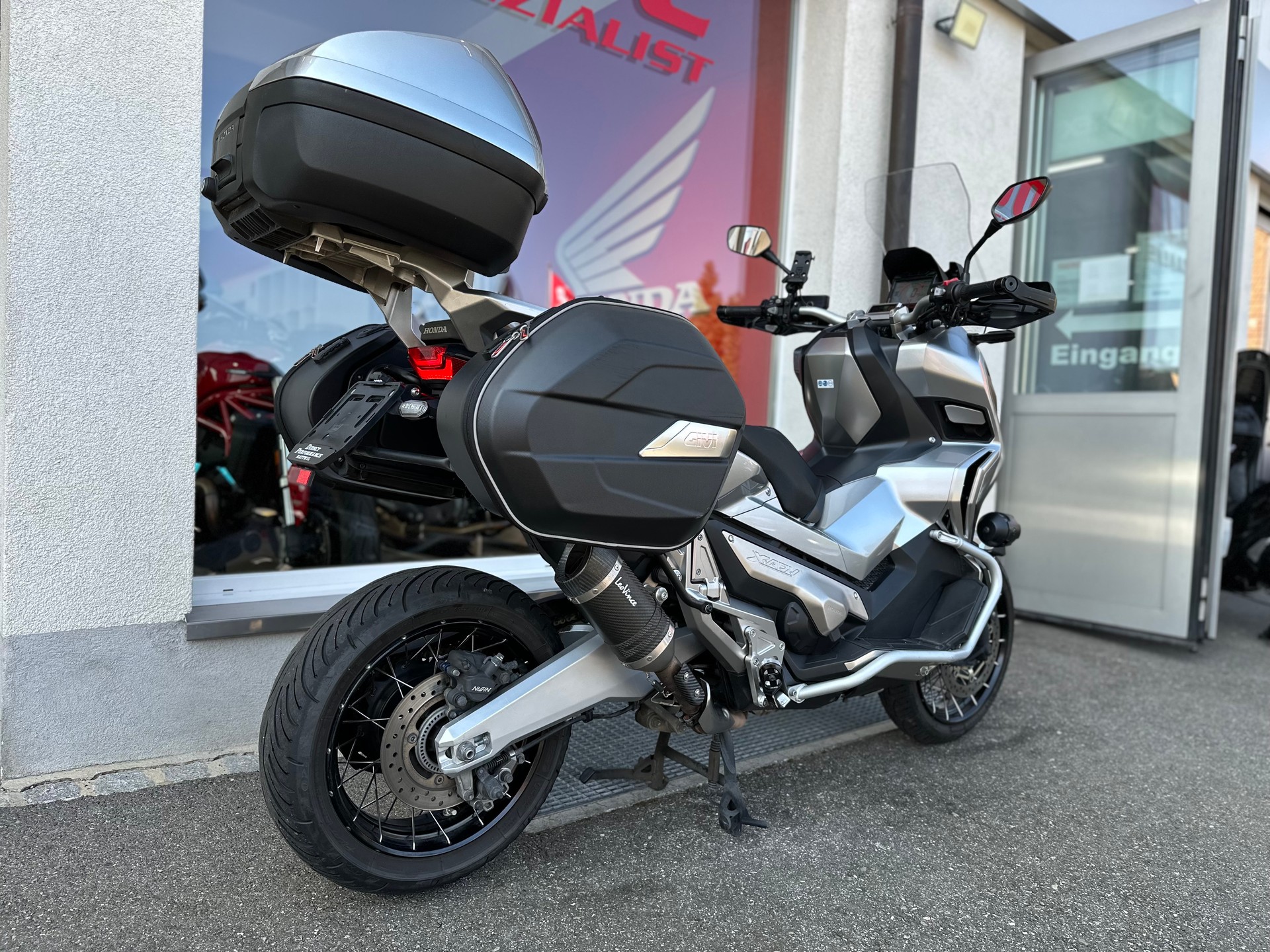 HONDA X-ADV 750 ABS-showroom-element-3