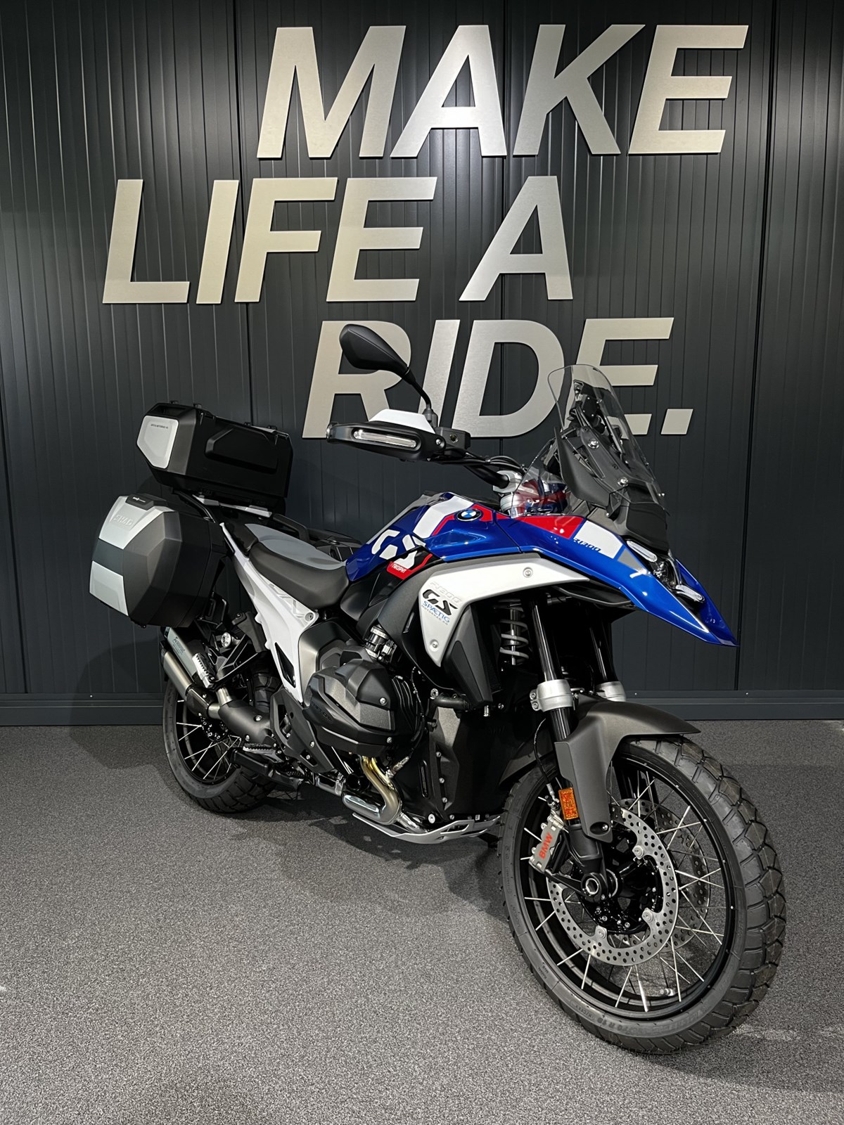 BMW R 1300 GS Trophy Mit SHAD-Seitenkoffer und BMW-Topcase-showroom-element-1