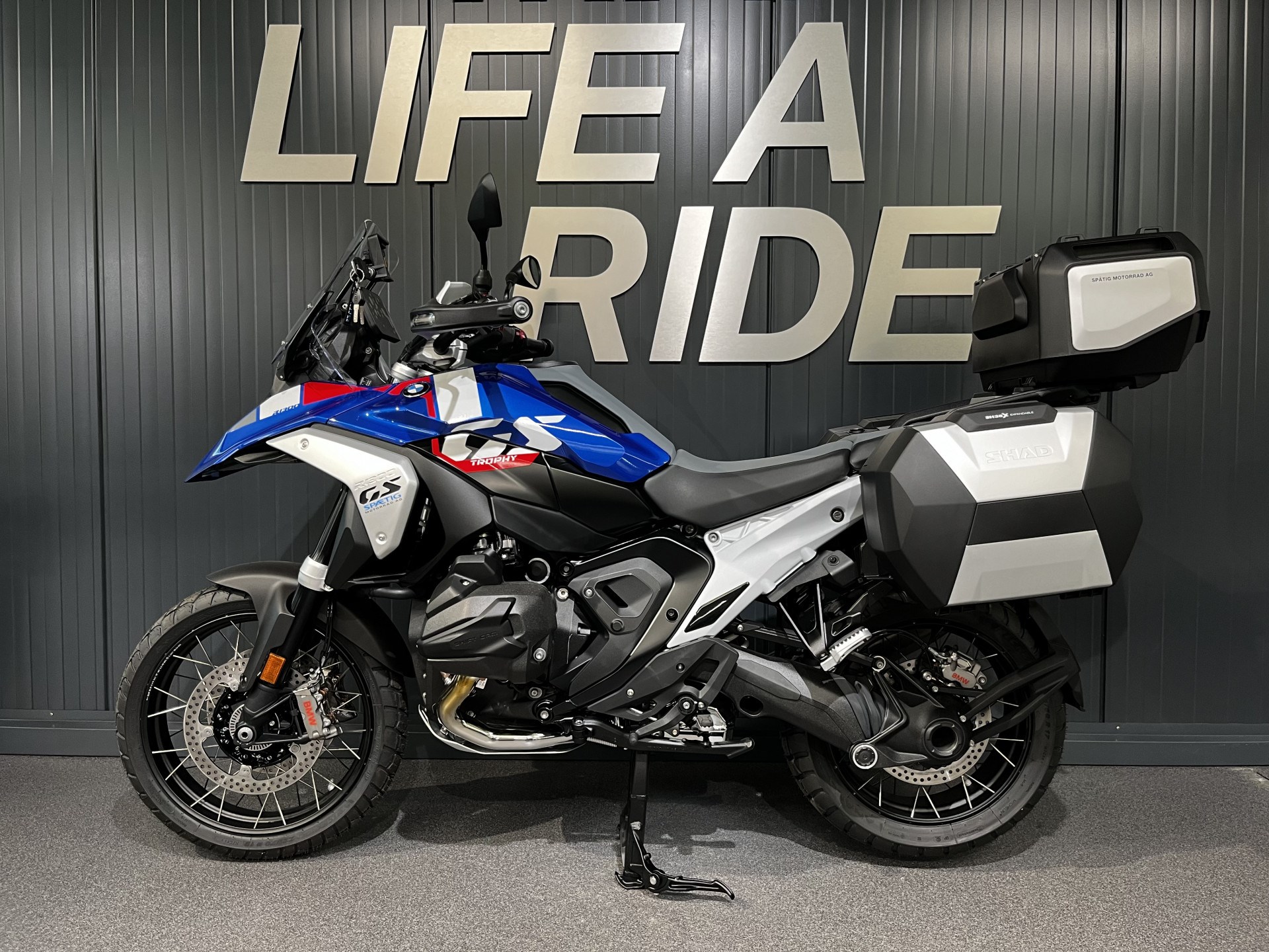 BMW R 1300 GS Trophy Mit SHAD-Seitenkoffer und BMW-Topcase-showroom-element-2
