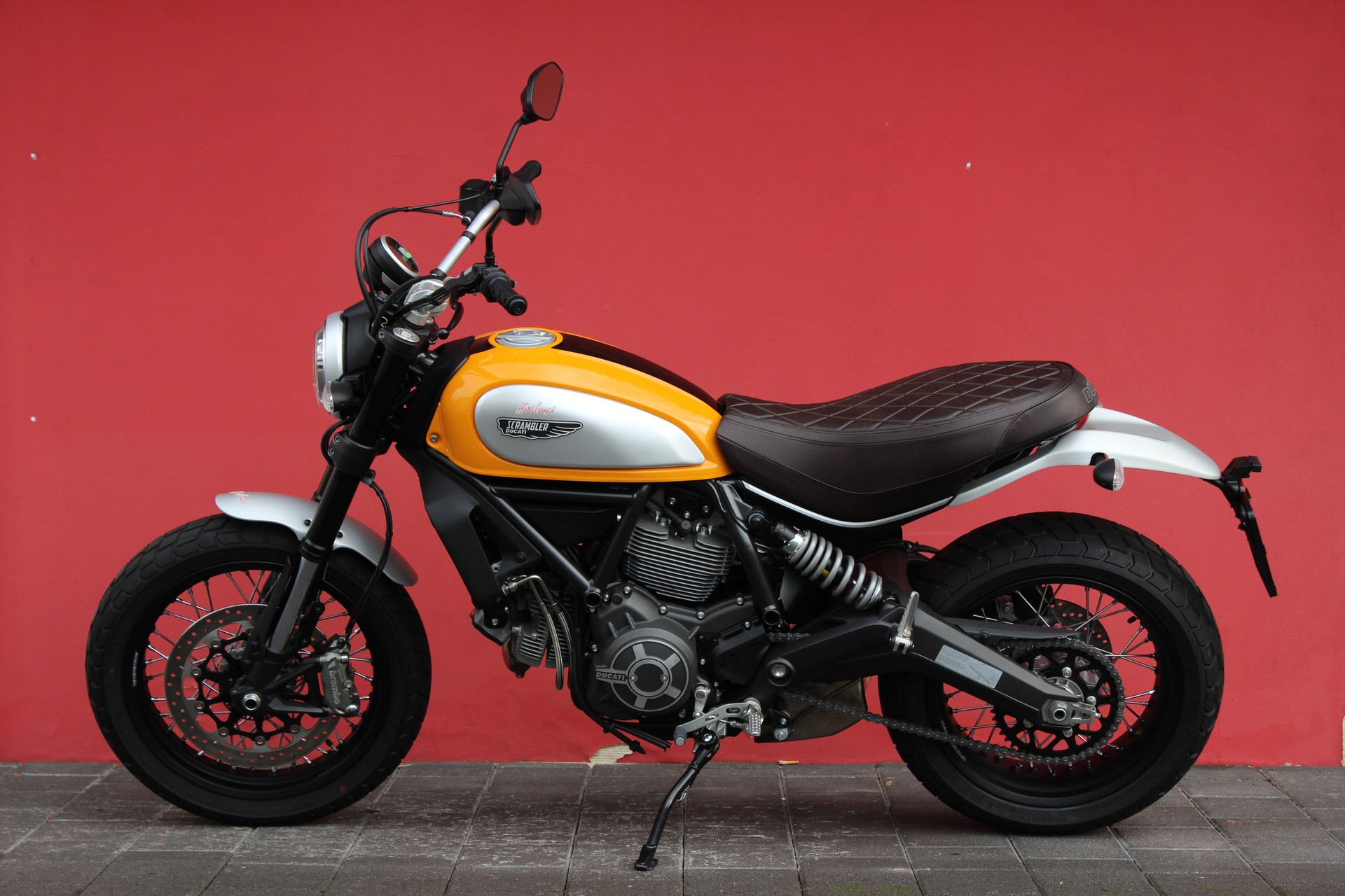 DUCATI Classic-showroom-element-1