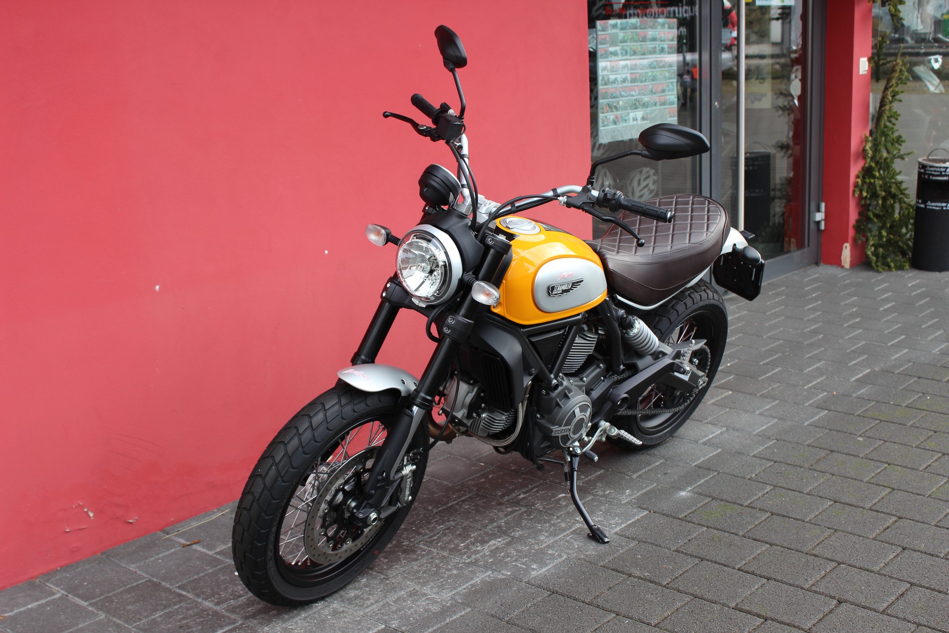 DUCATI Classic-showroom-element-2