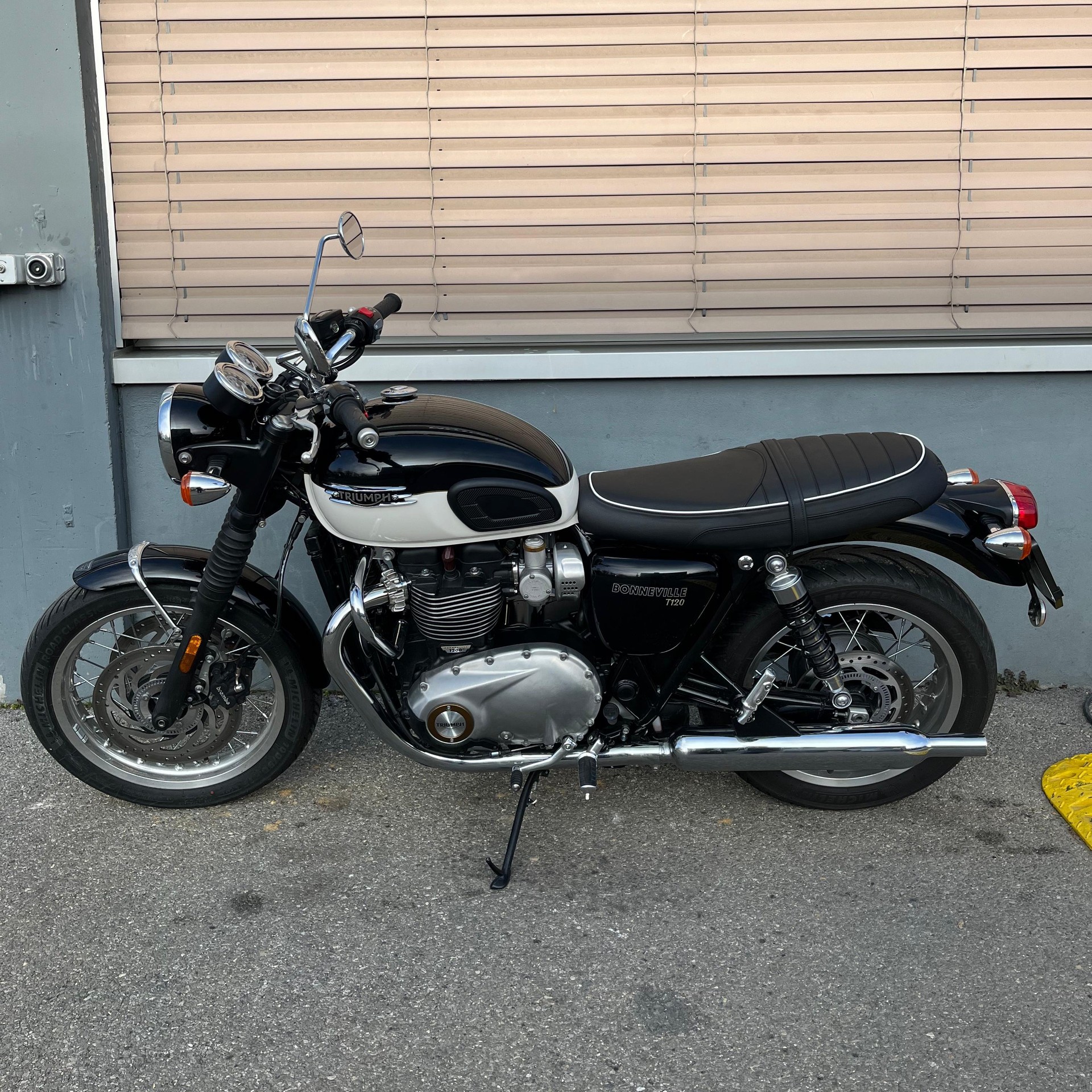 TRIUMPH Bonneville T120-showroom-element-2