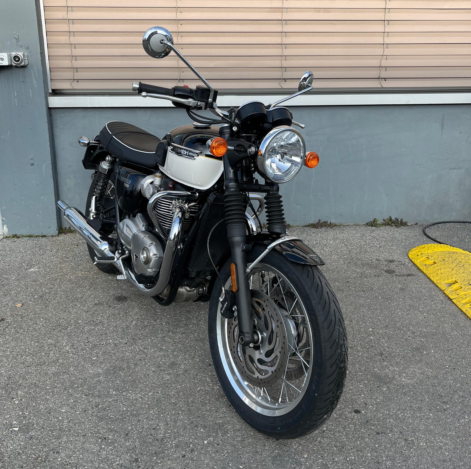 TRIUMPH Bonneville T120-showroom-element-1