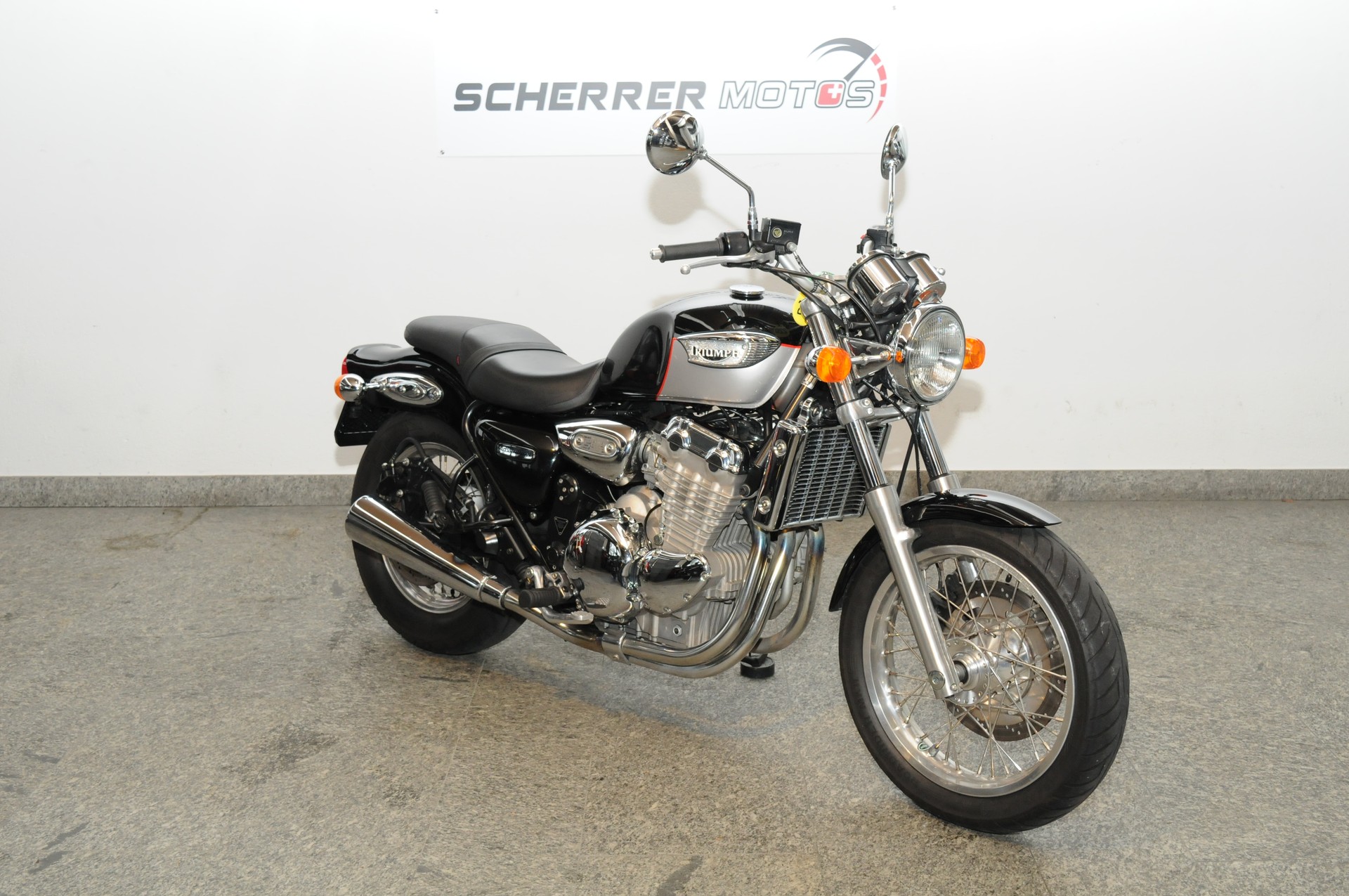 TRIUMPH Adventurer 900-showroom-element-1