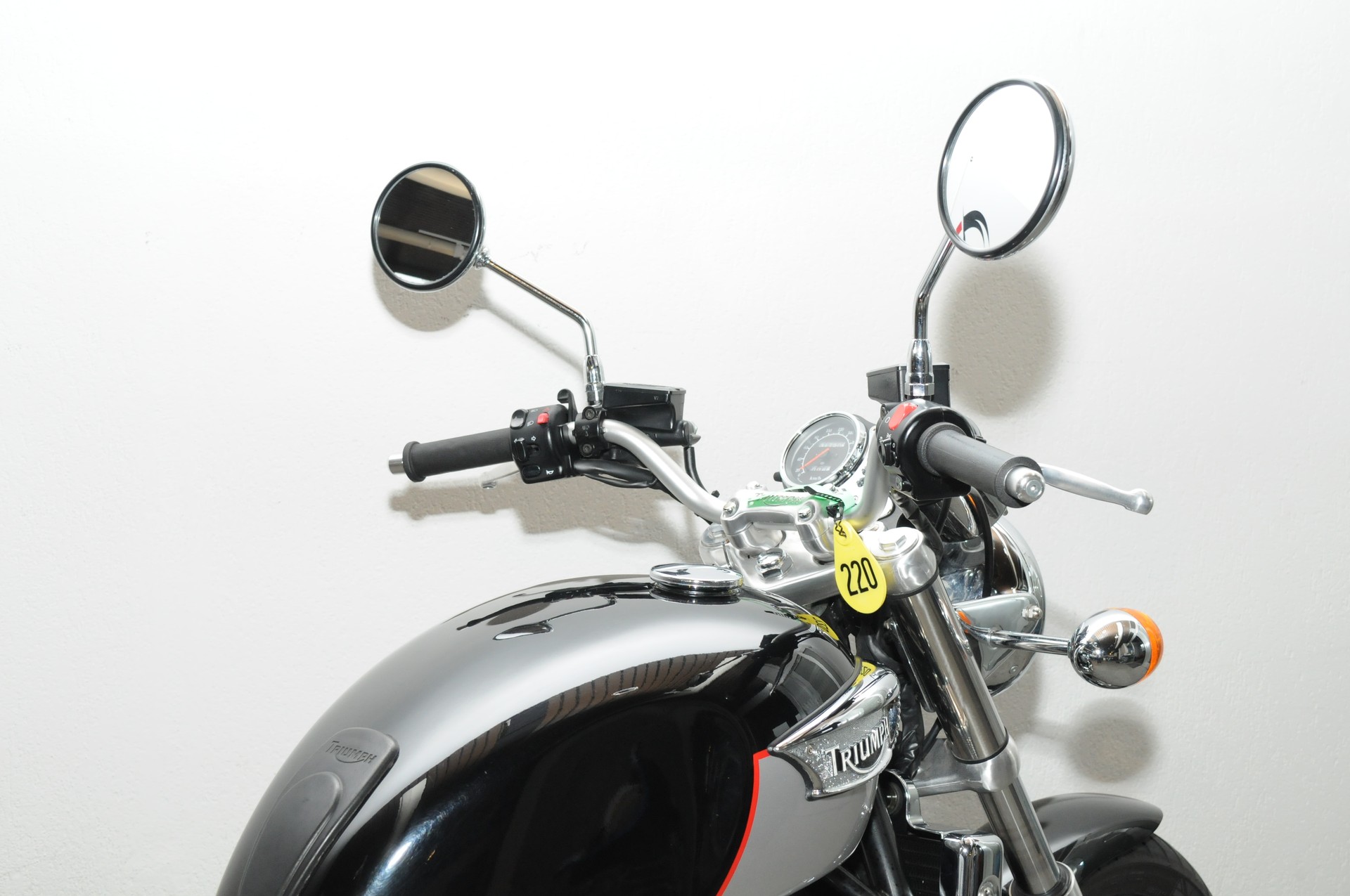 TRIUMPH Adventurer 900-showroom-element-3