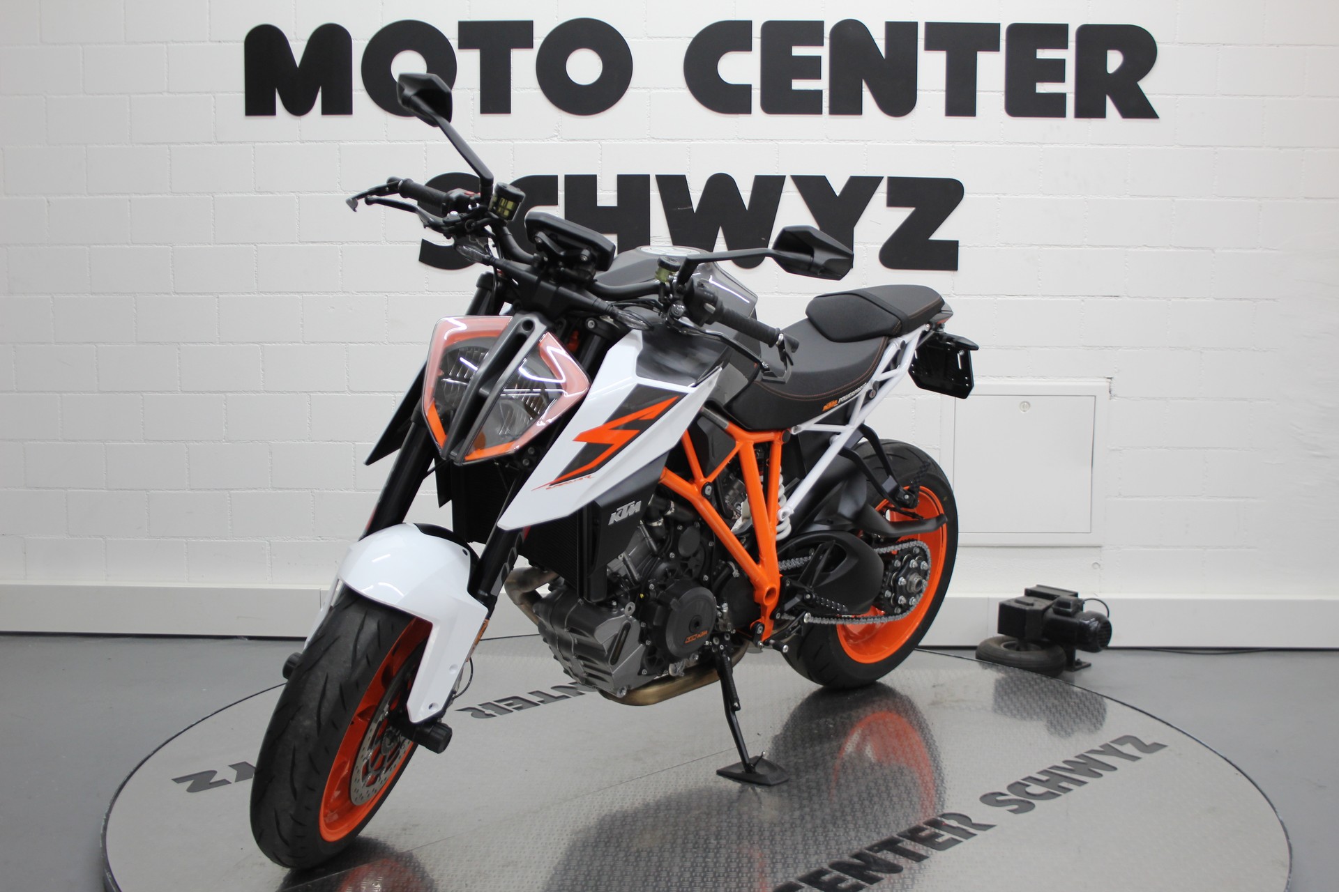 KTM 1290 Super Duke R-showroom-element-3