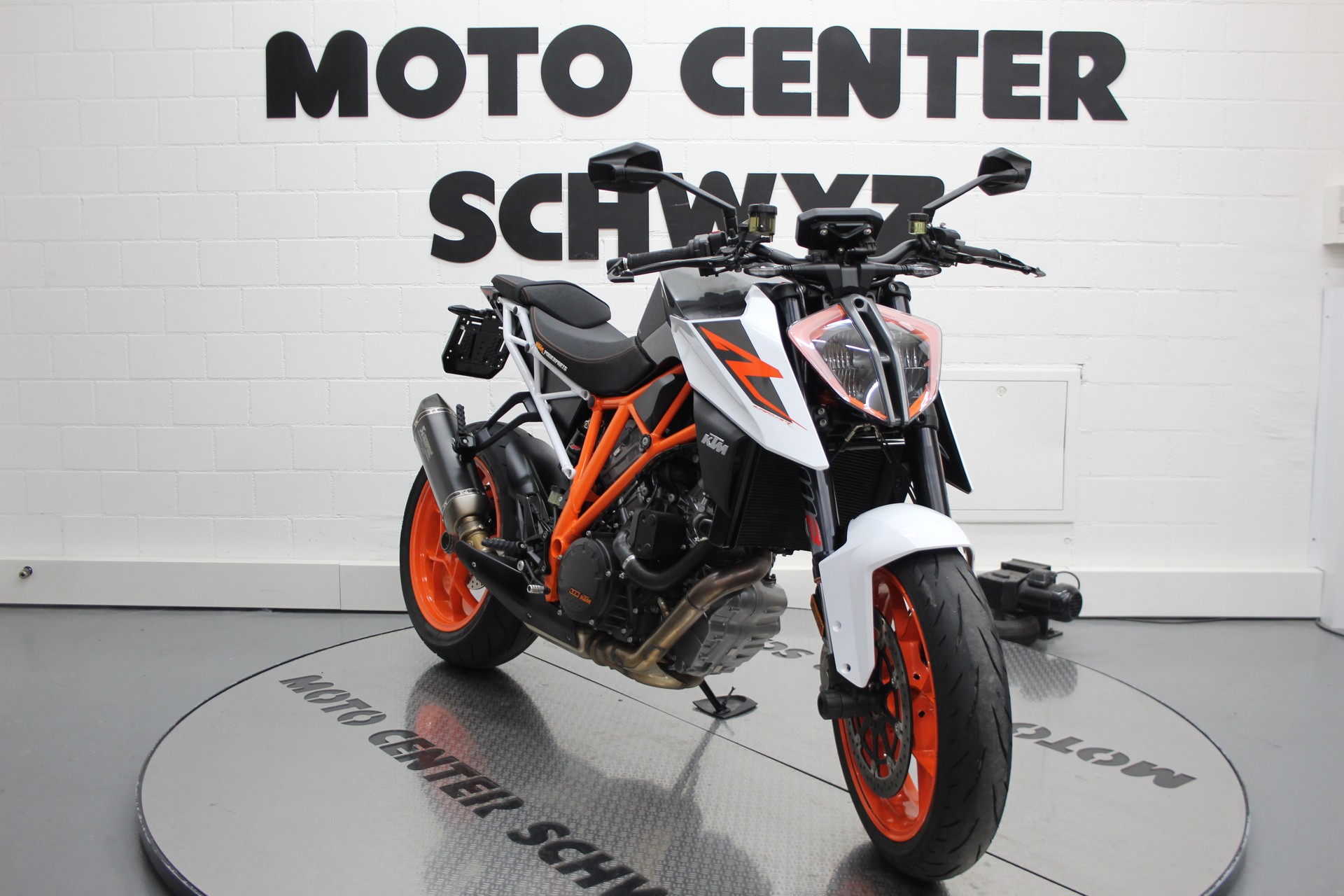 KTM 1290 Super Duke R-showroom-element-1