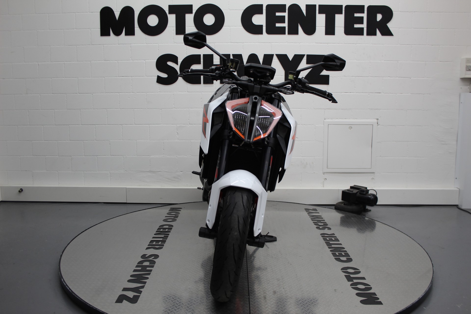 KTM 1290 Super Duke R-showroom-element-2
