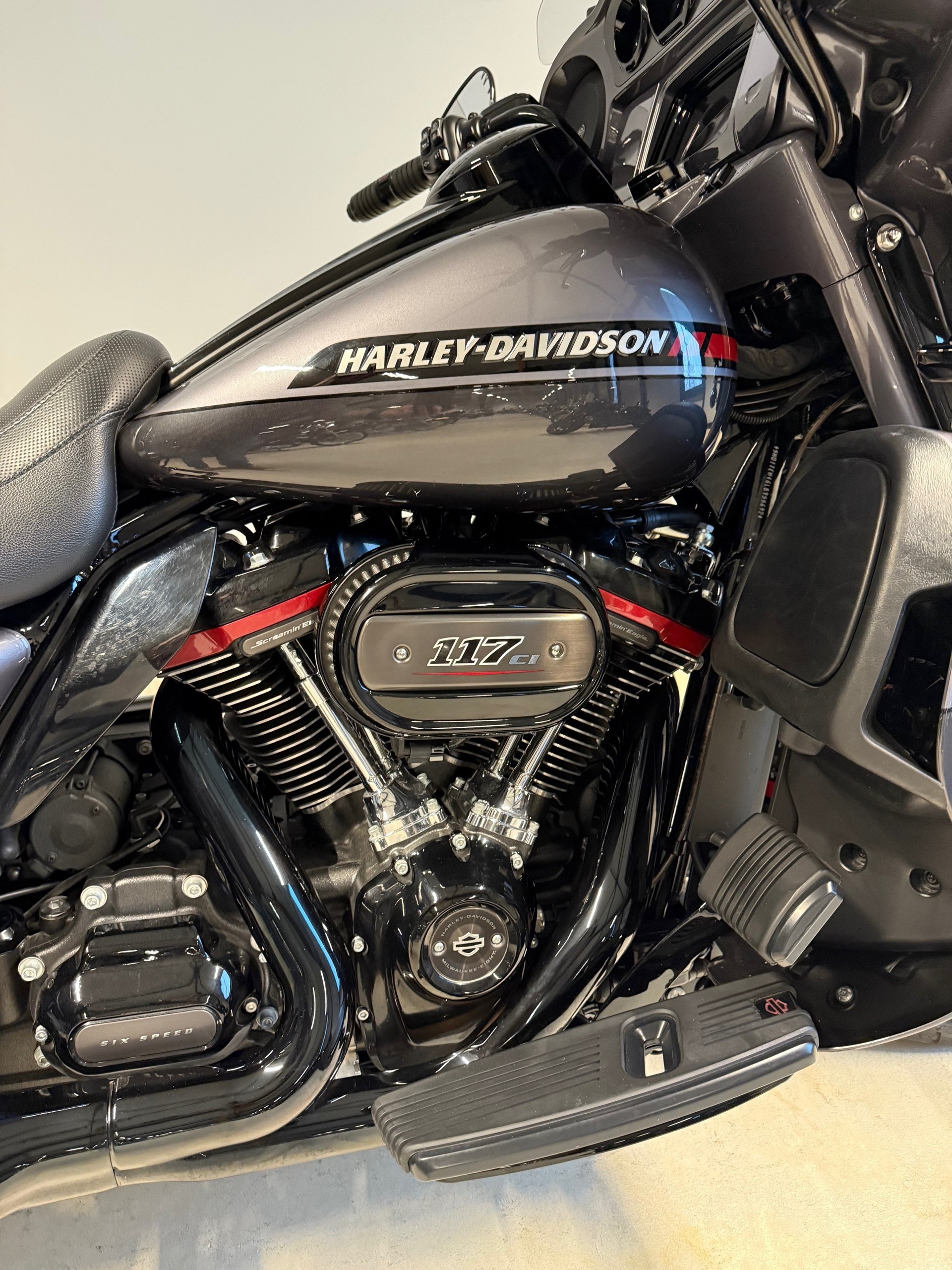 HARLEY-DAVIDSON FLHTKSE Electra Glide Ultra Limited 117 CVO-showroom-element-2
