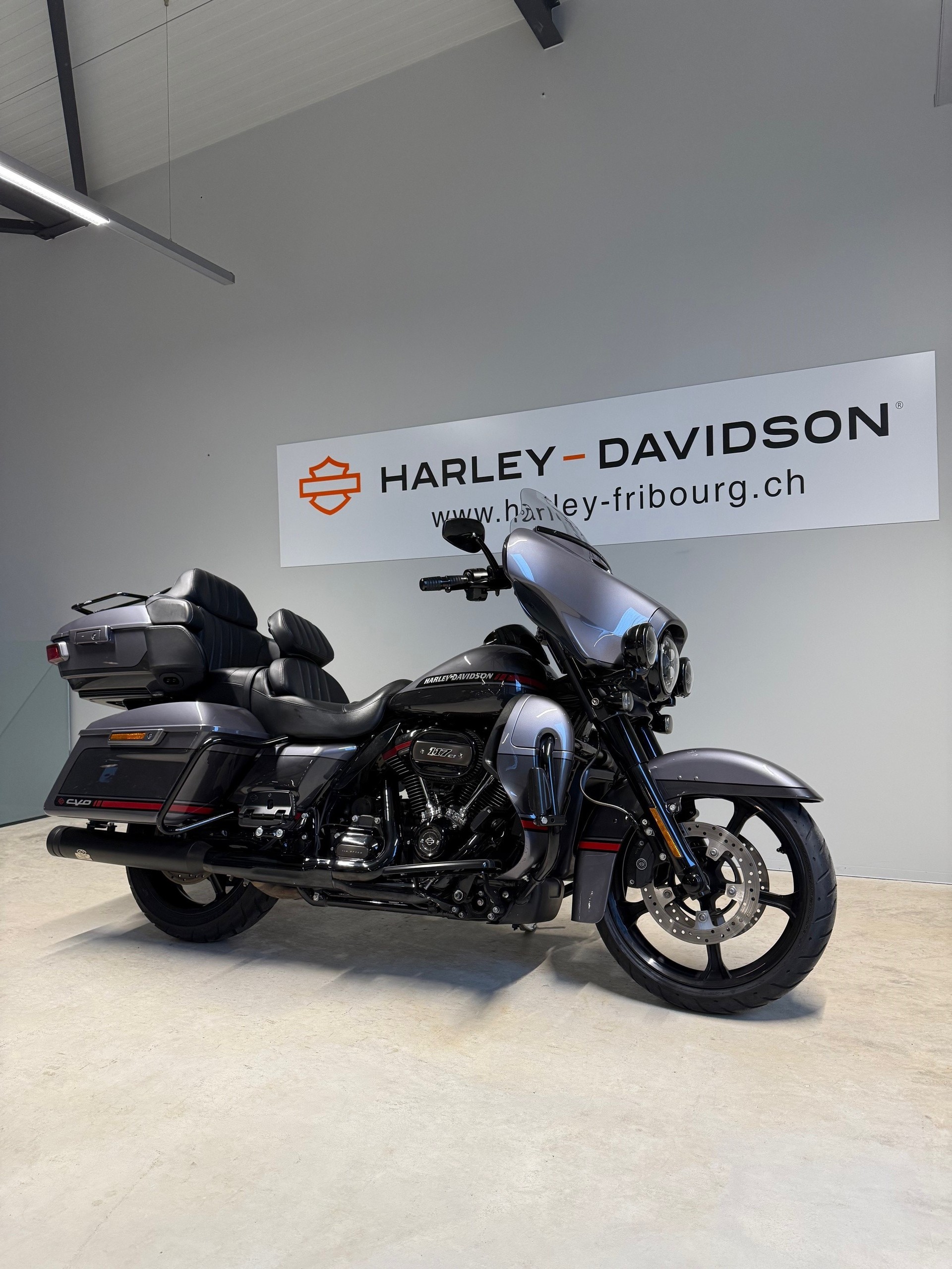 HARLEY-DAVIDSON FLHTKSE Electra Glide Ultra Limited 117 CVO-showroom-element-1