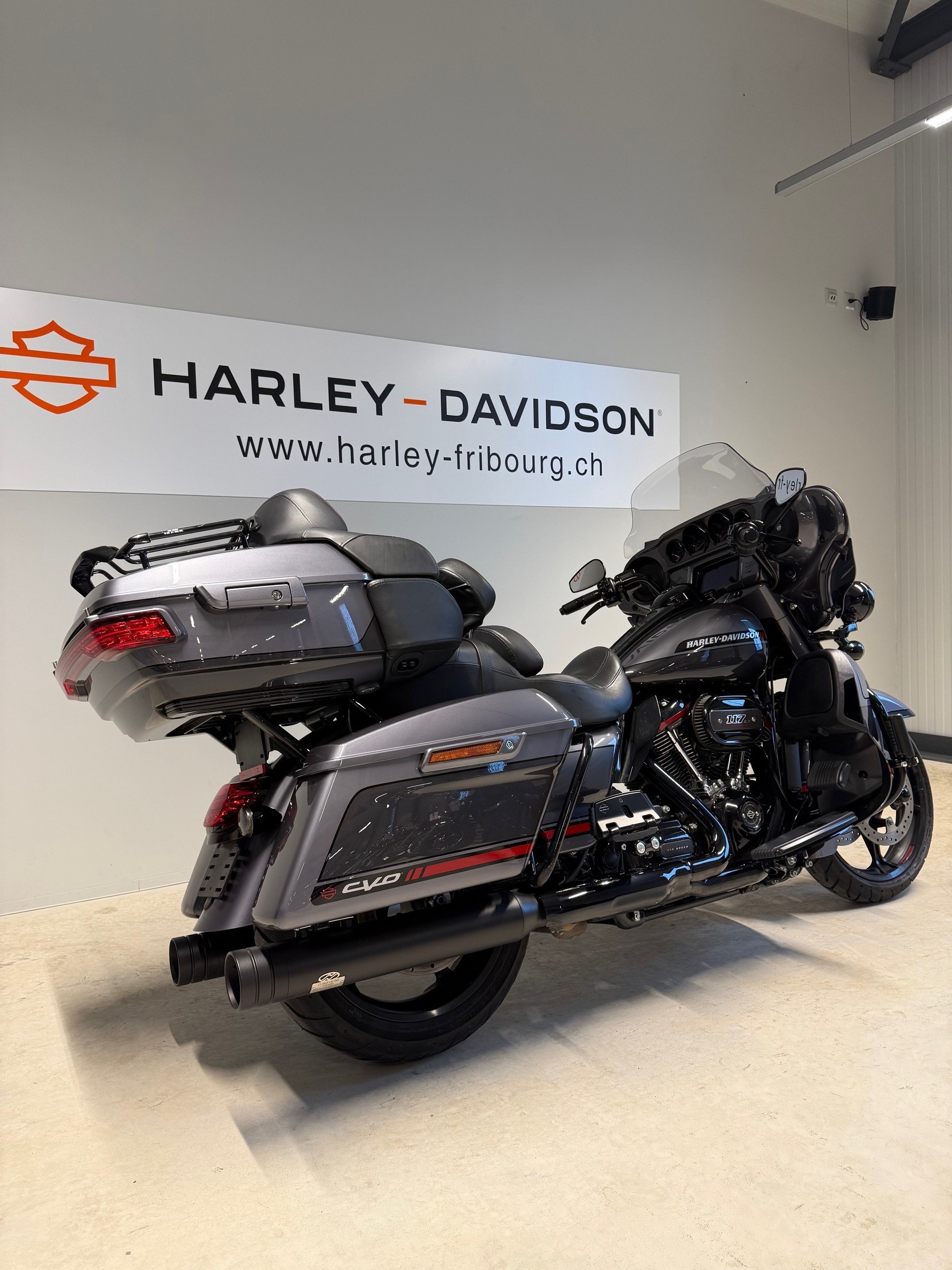 HARLEY-DAVIDSON FLHTKSE Electra Glide Ultra Limited 117 CVO-showroom-element-3