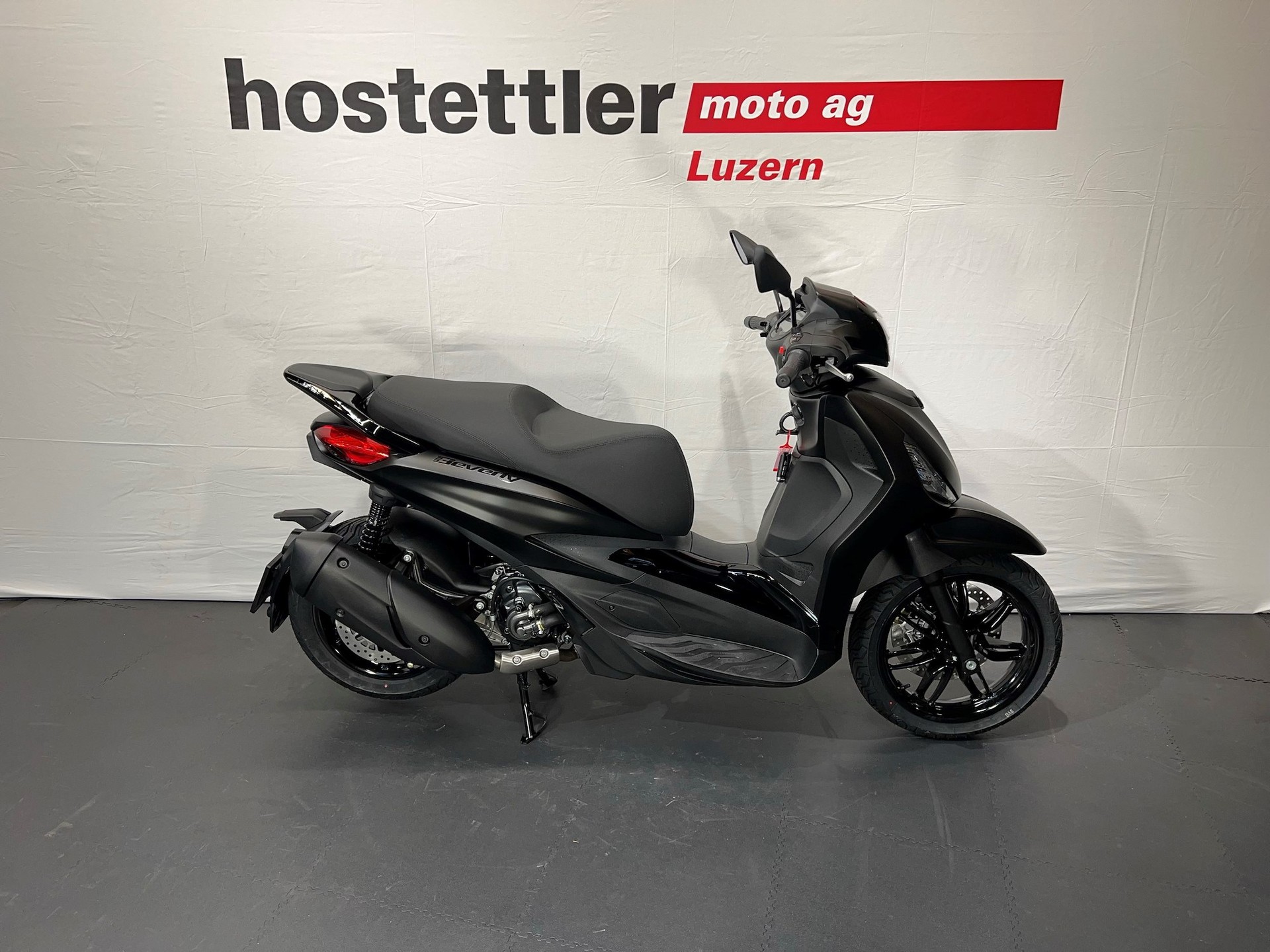PIAGGIO Beverly 300 i.e. D. Black ABS/ASR-showroom-element-1