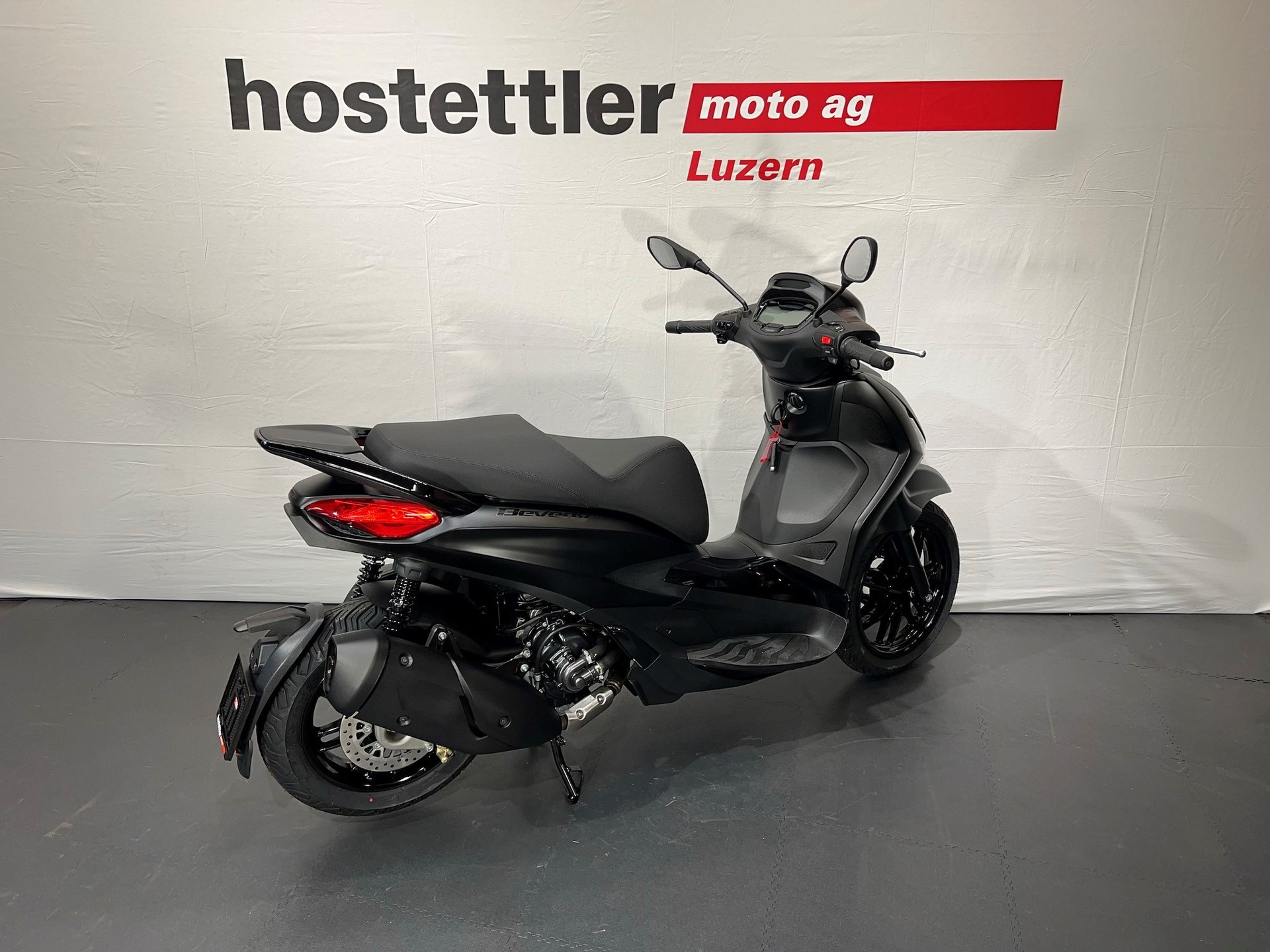 PIAGGIO Beverly 300 i.e. D. Black ABS/ASR-showroom-element-2