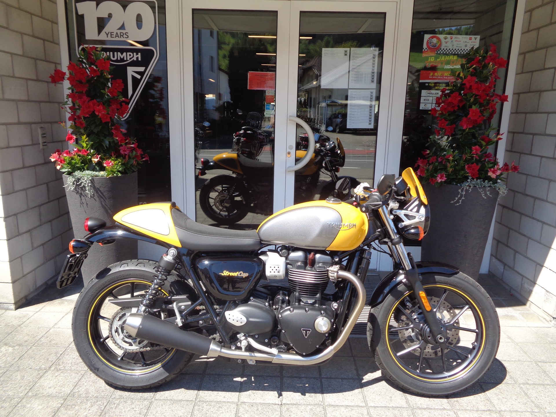 TRIUMPH Bonneville 900 Street Cup ABS-showroom-element-1