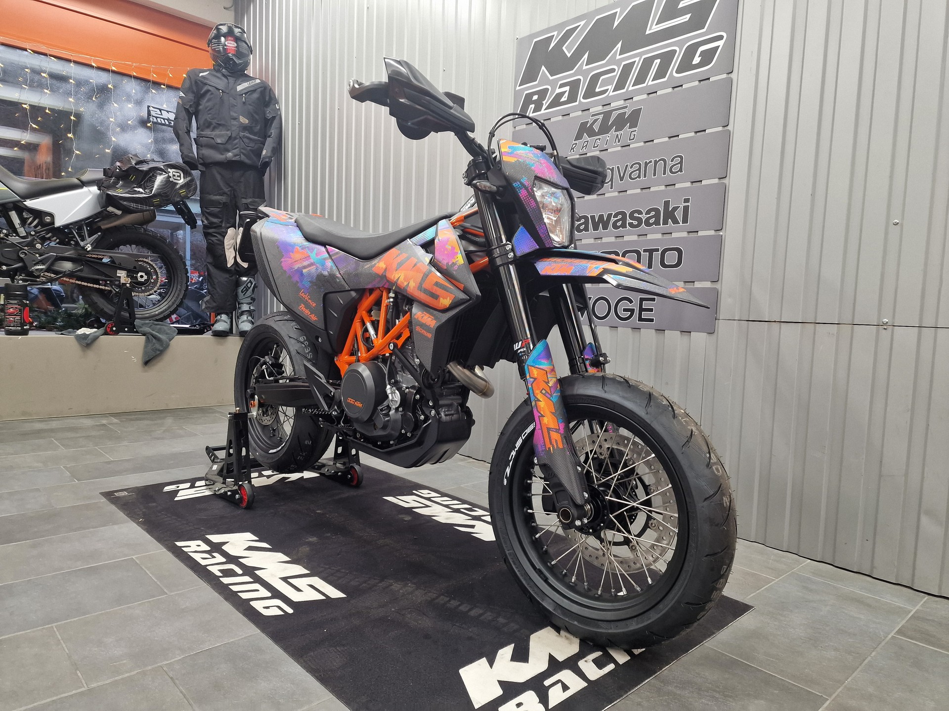 KTM 690 SMC R-showroom-element-1