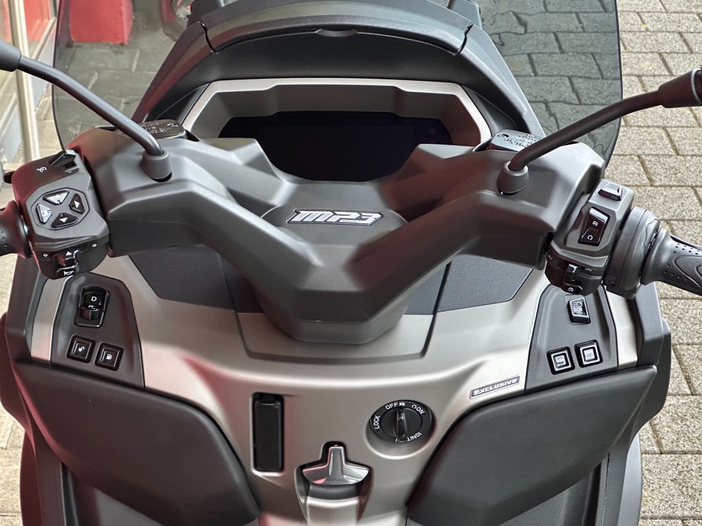 PIAGGIO MP3 530 Exclusive-showroom-element-1