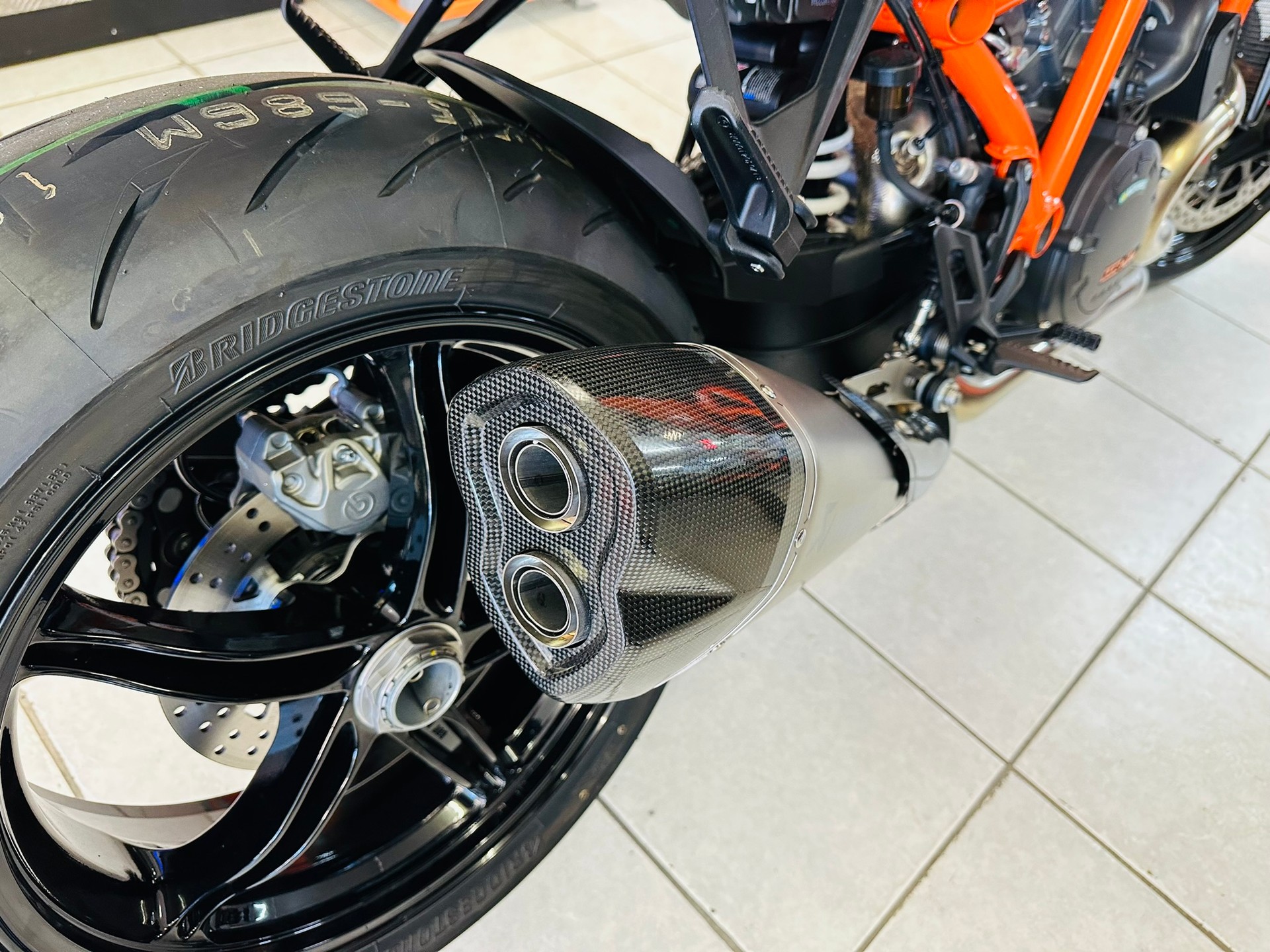 KTM 1290 Super Duke R EVO-showroom-element-1