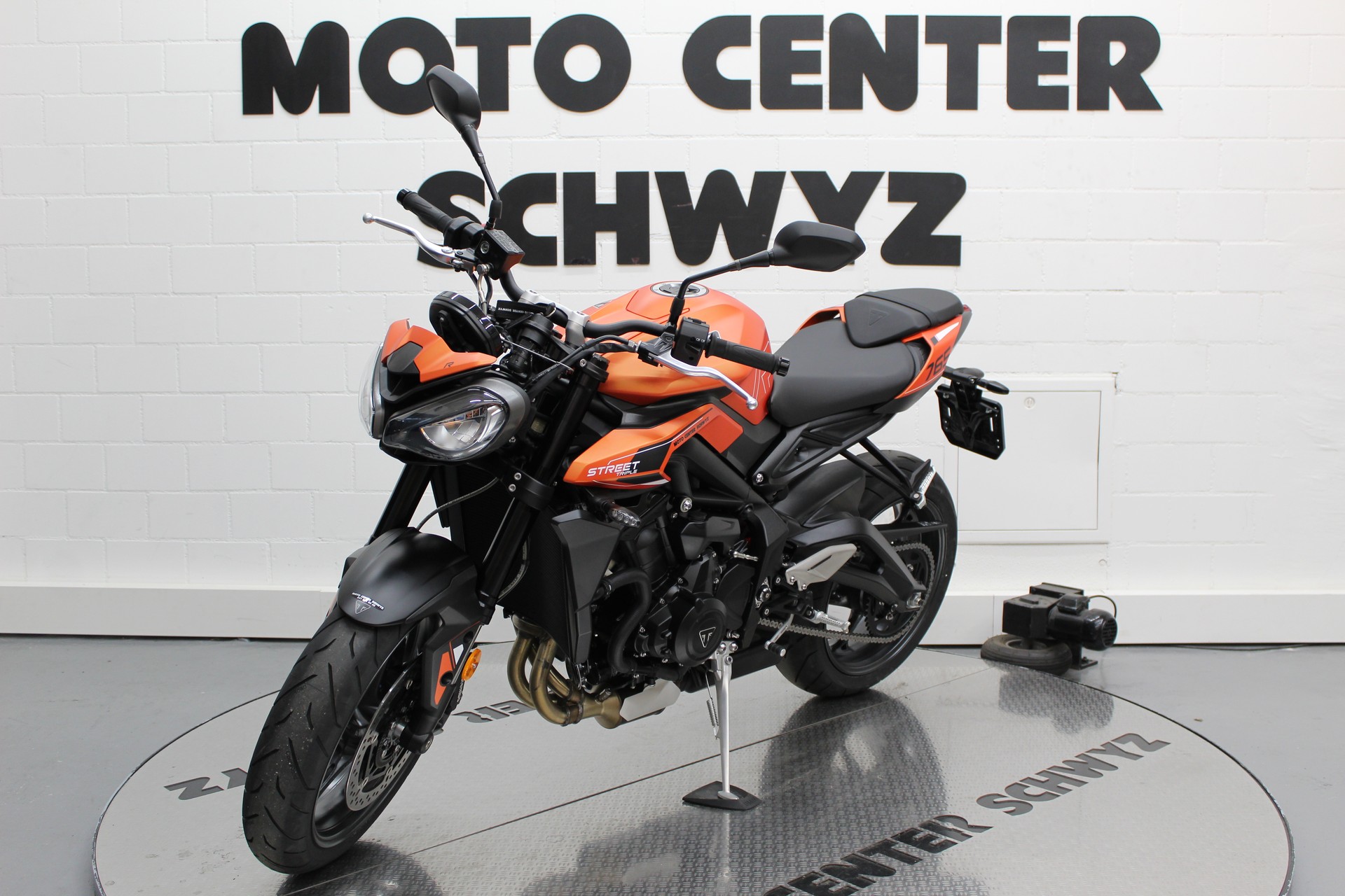 TRIUMPH Street Triple 765 R-showroom-element-3