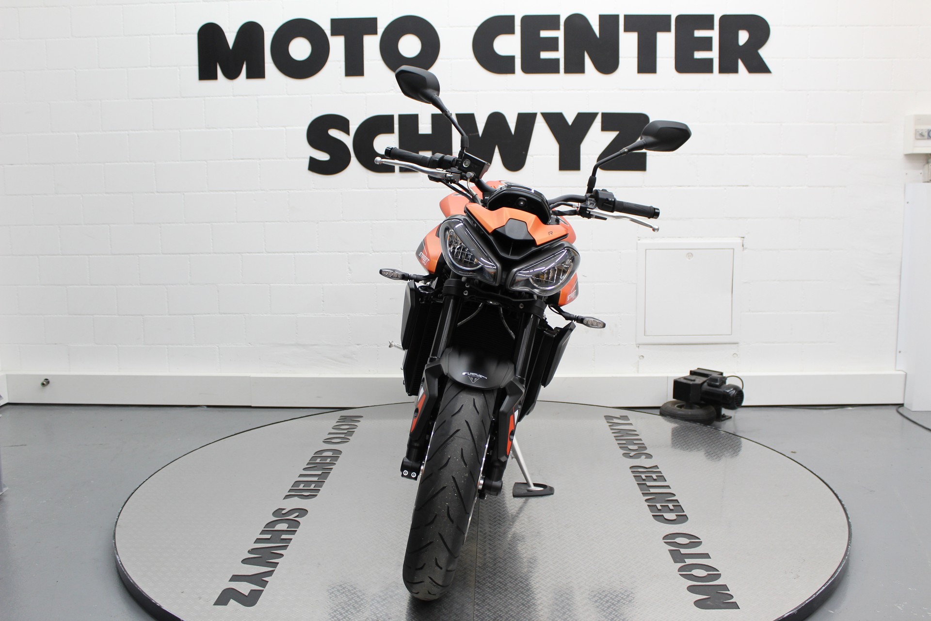TRIUMPH Street Triple 765 R-showroom-element-2