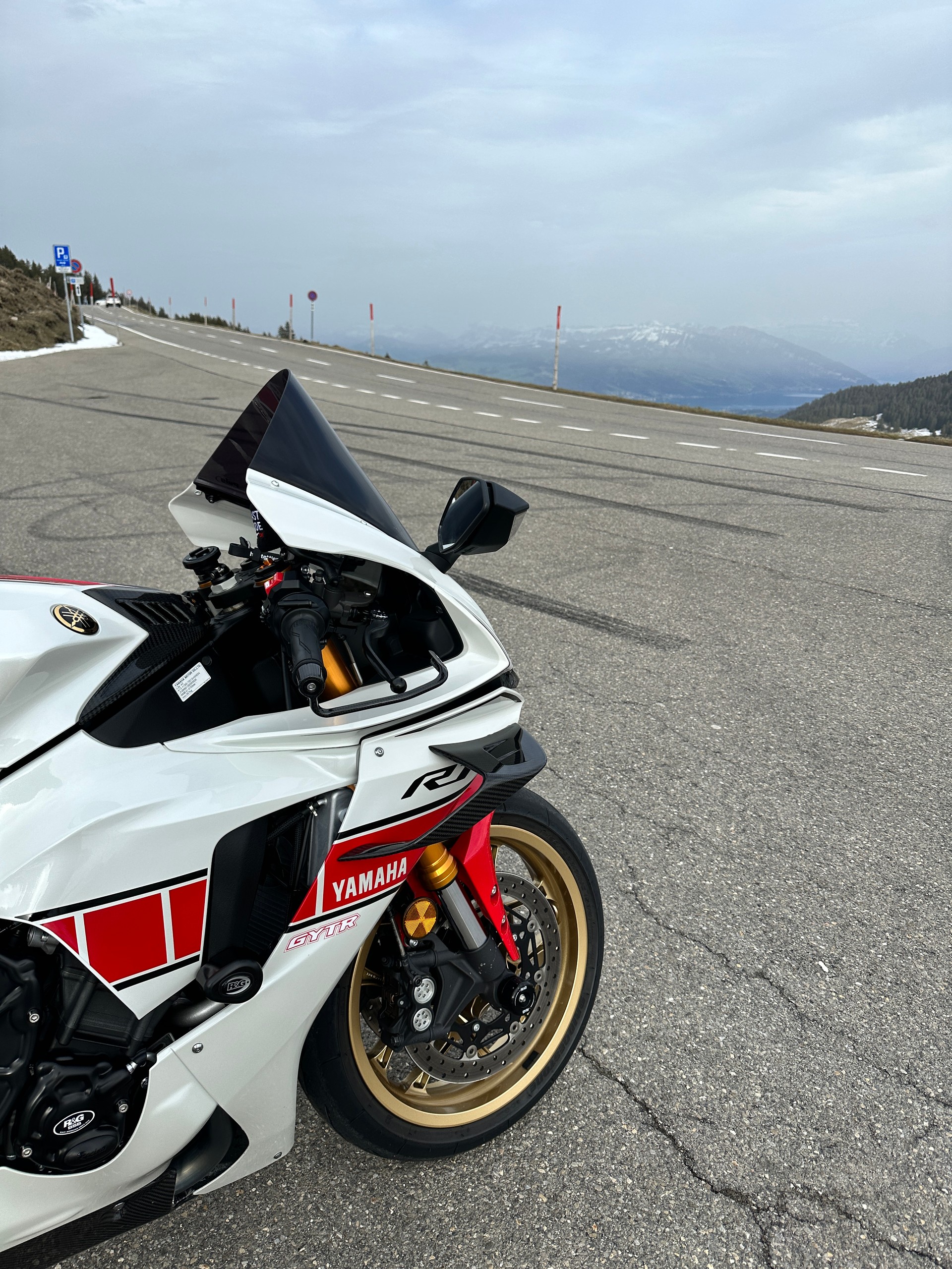 YAMAHA YZF-R1 World GP 60th-image-10