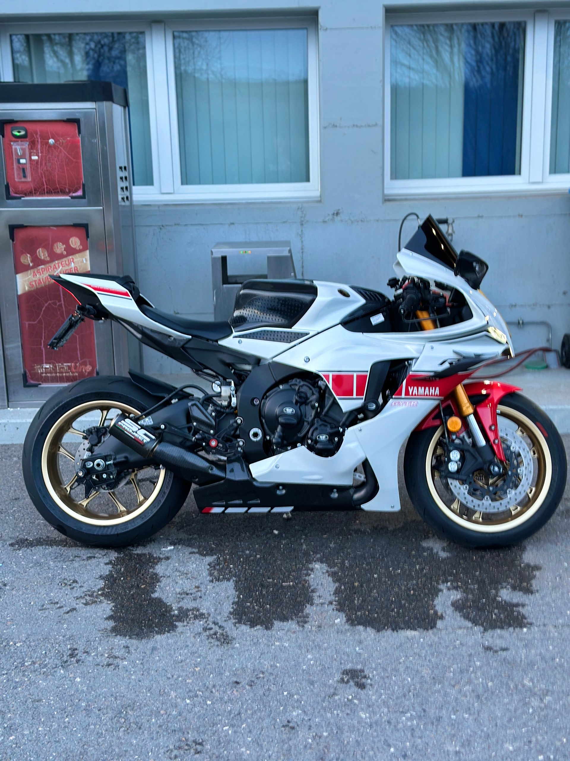YAMAHA YZF-R1 World GP 60th-image-4