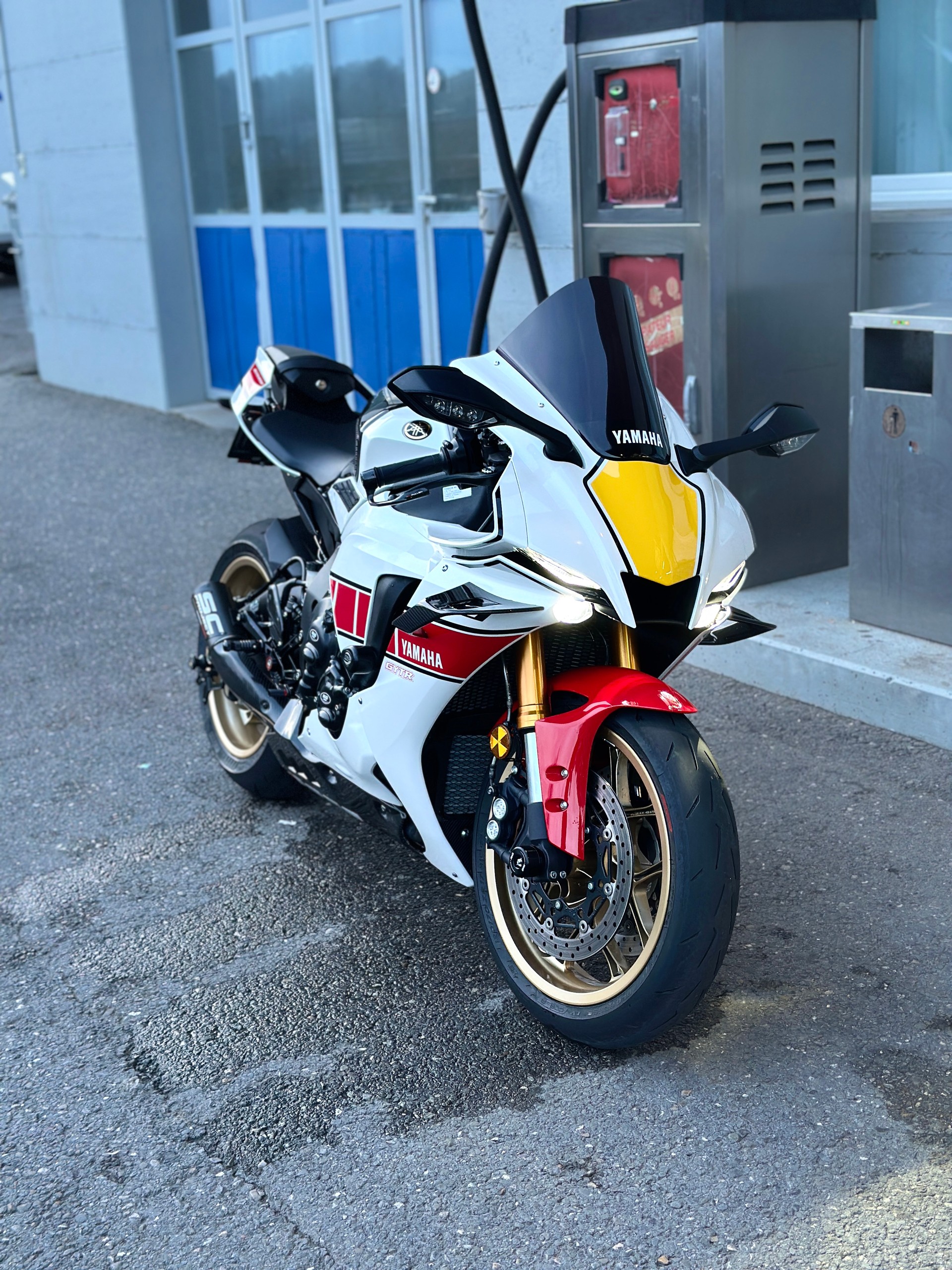YAMAHA YZF-R1 World GP 60th-image-3
