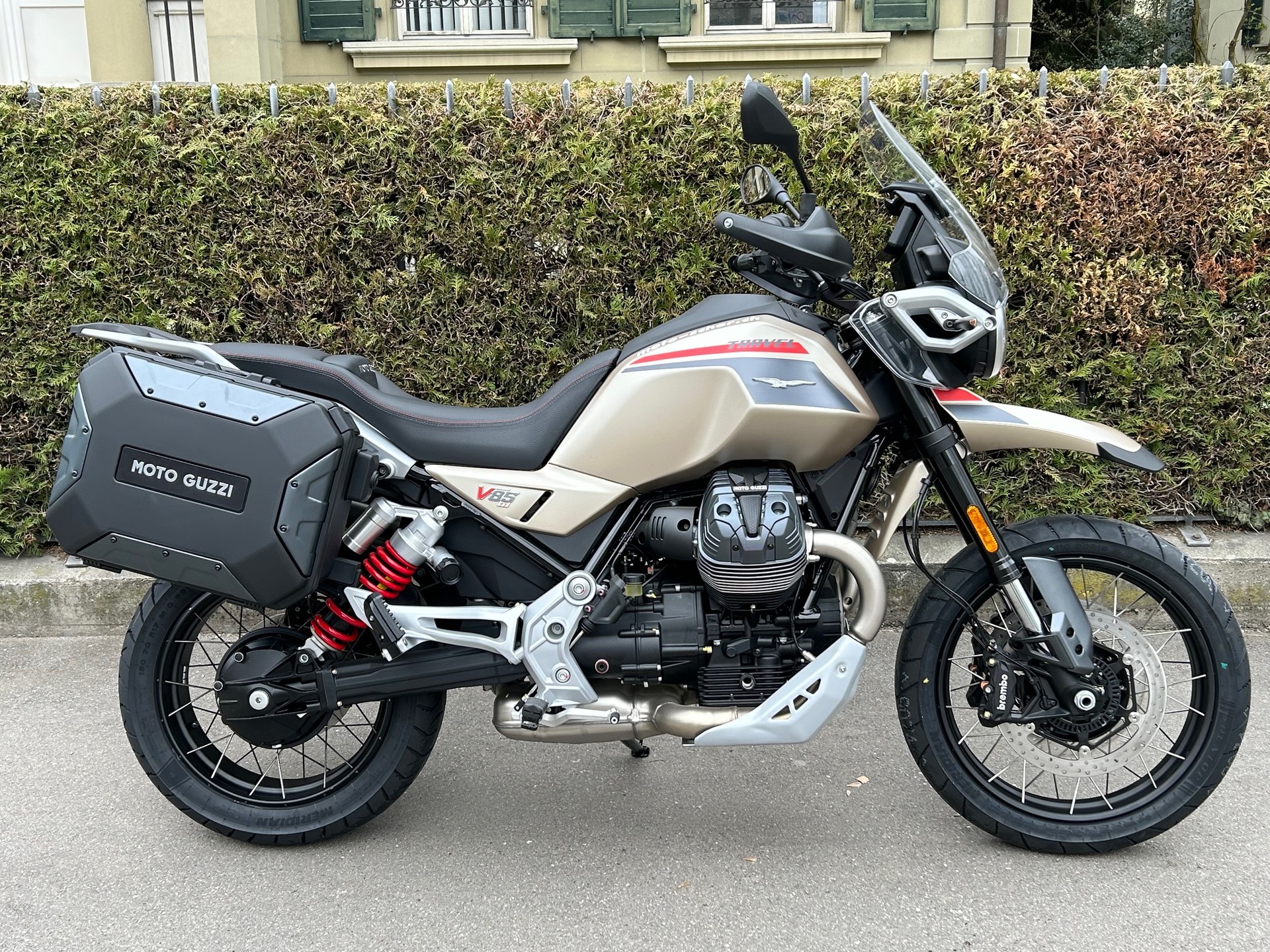 MOTO GUZZI V85 TT Travel E5+-showroom-element-1