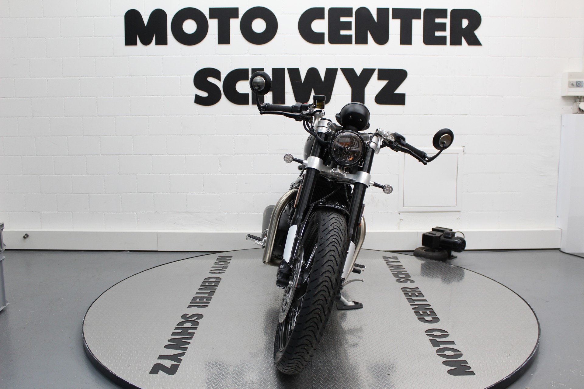 TRIUMPH Bonneville Bobber TFC-showroom-element-2