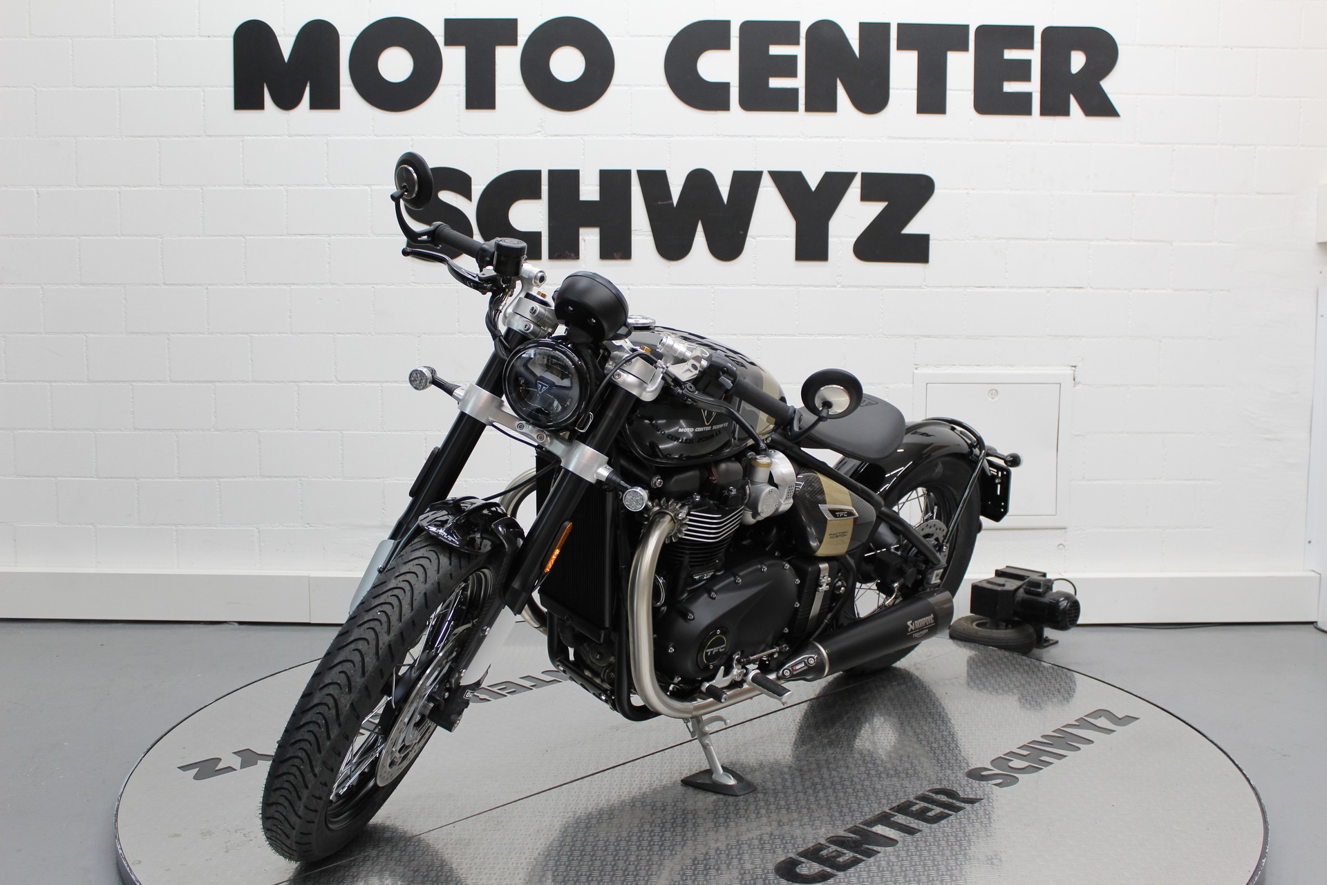 TRIUMPH Bonneville Bobber TFC-showroom-element-3