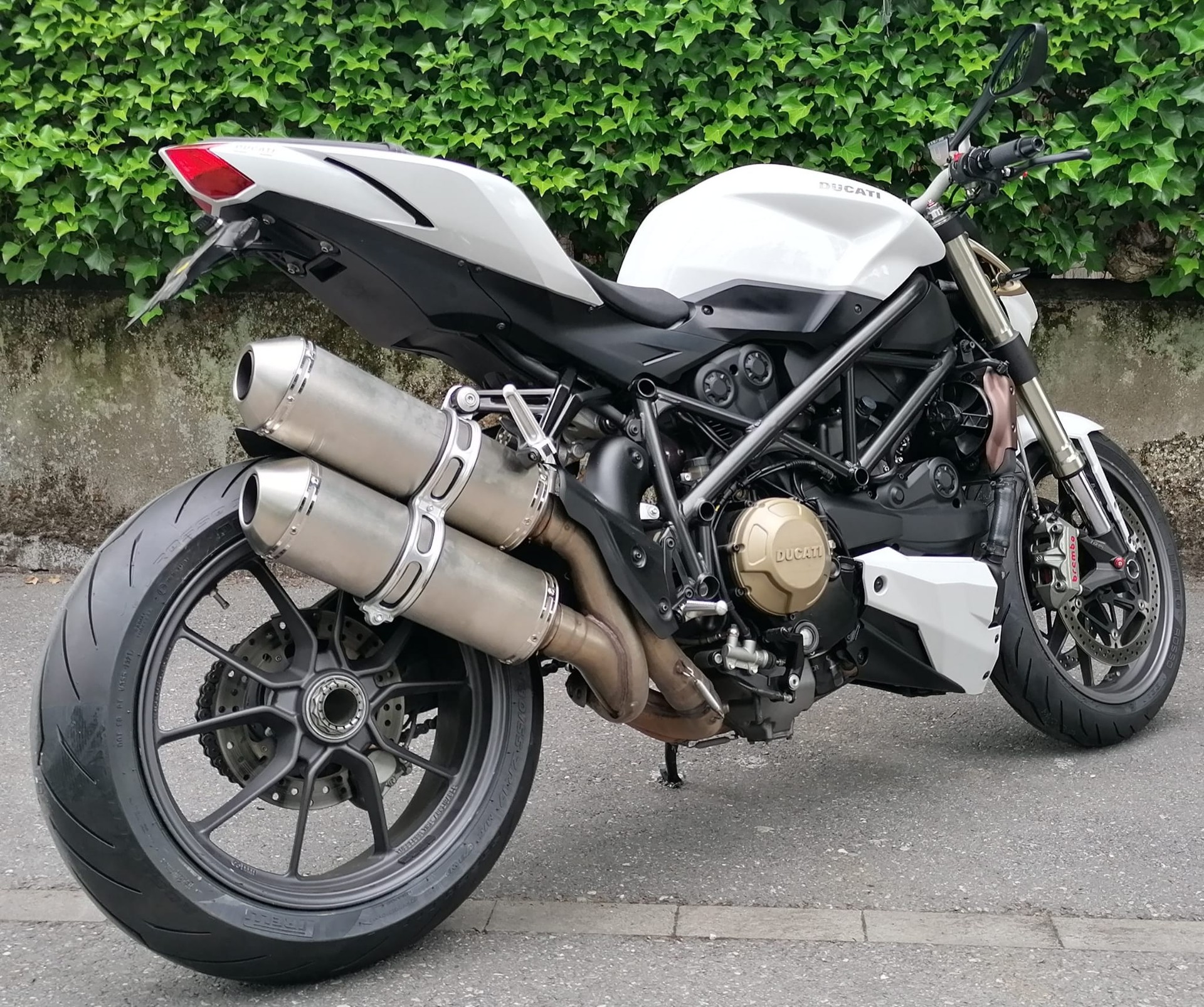 DUCATI Streetfighter 1099-showroom-element-1