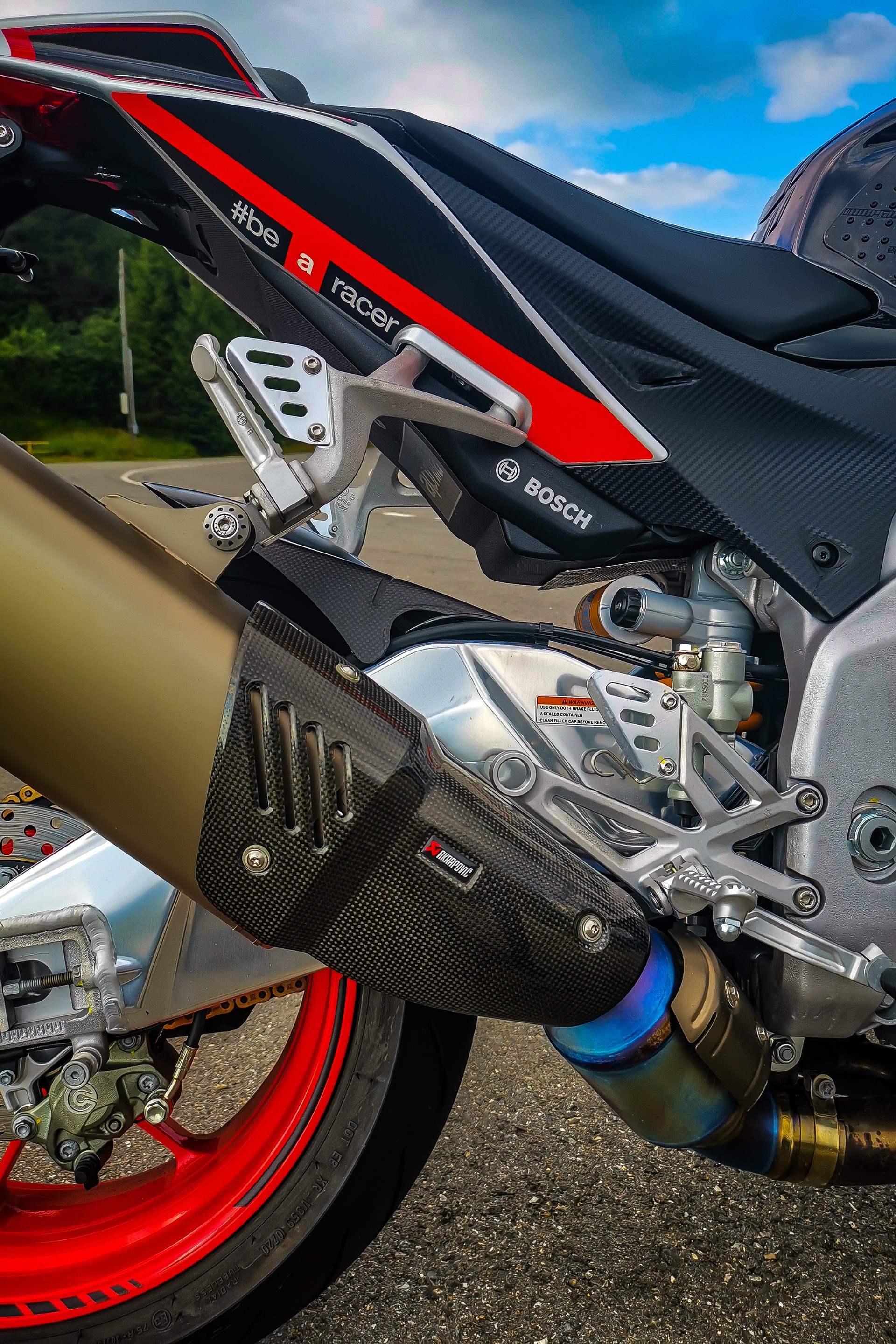 APRILIA Tuono V4 1100 Factory-image-4