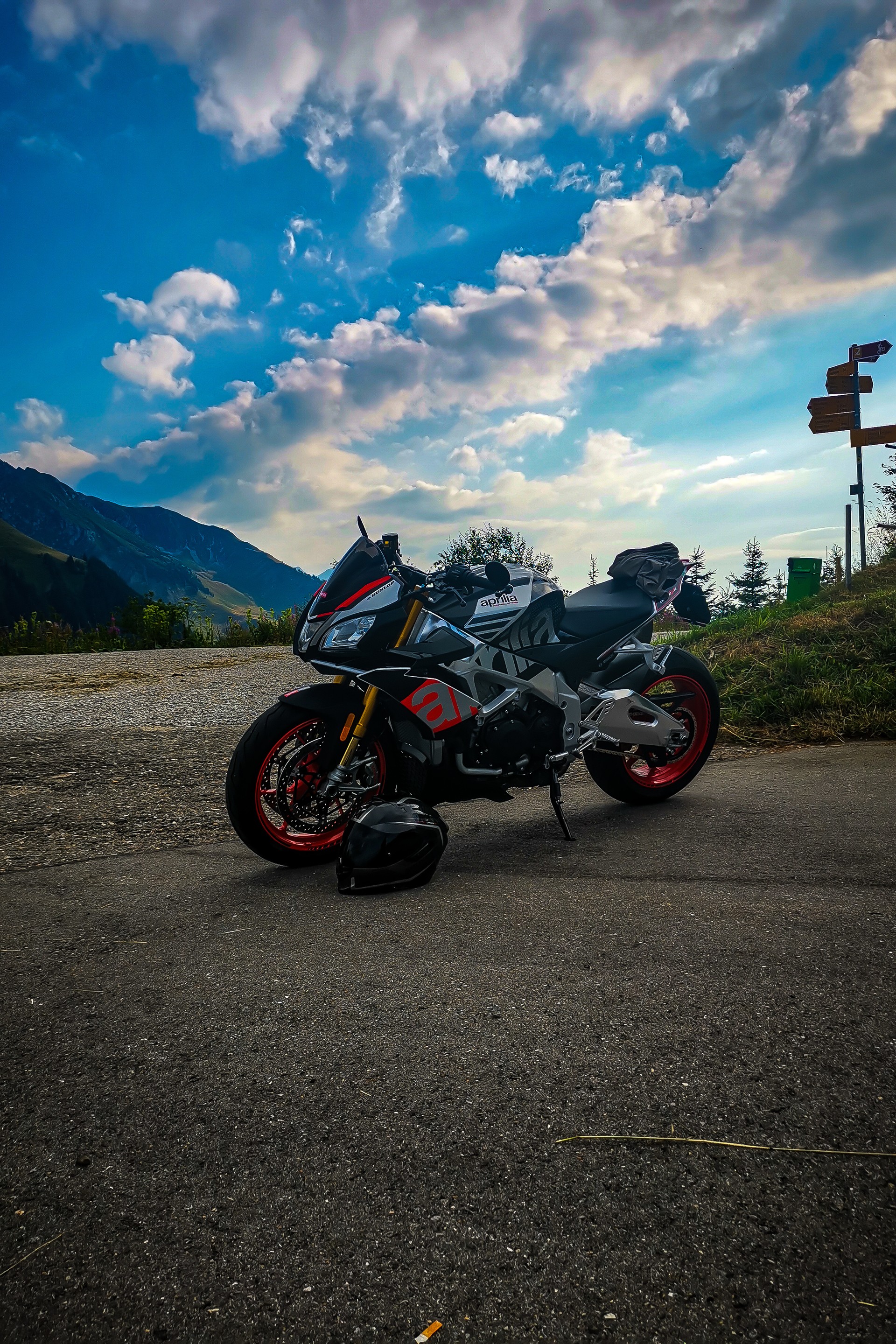 APRILIA Tuono V4 1100 Factory-image-7