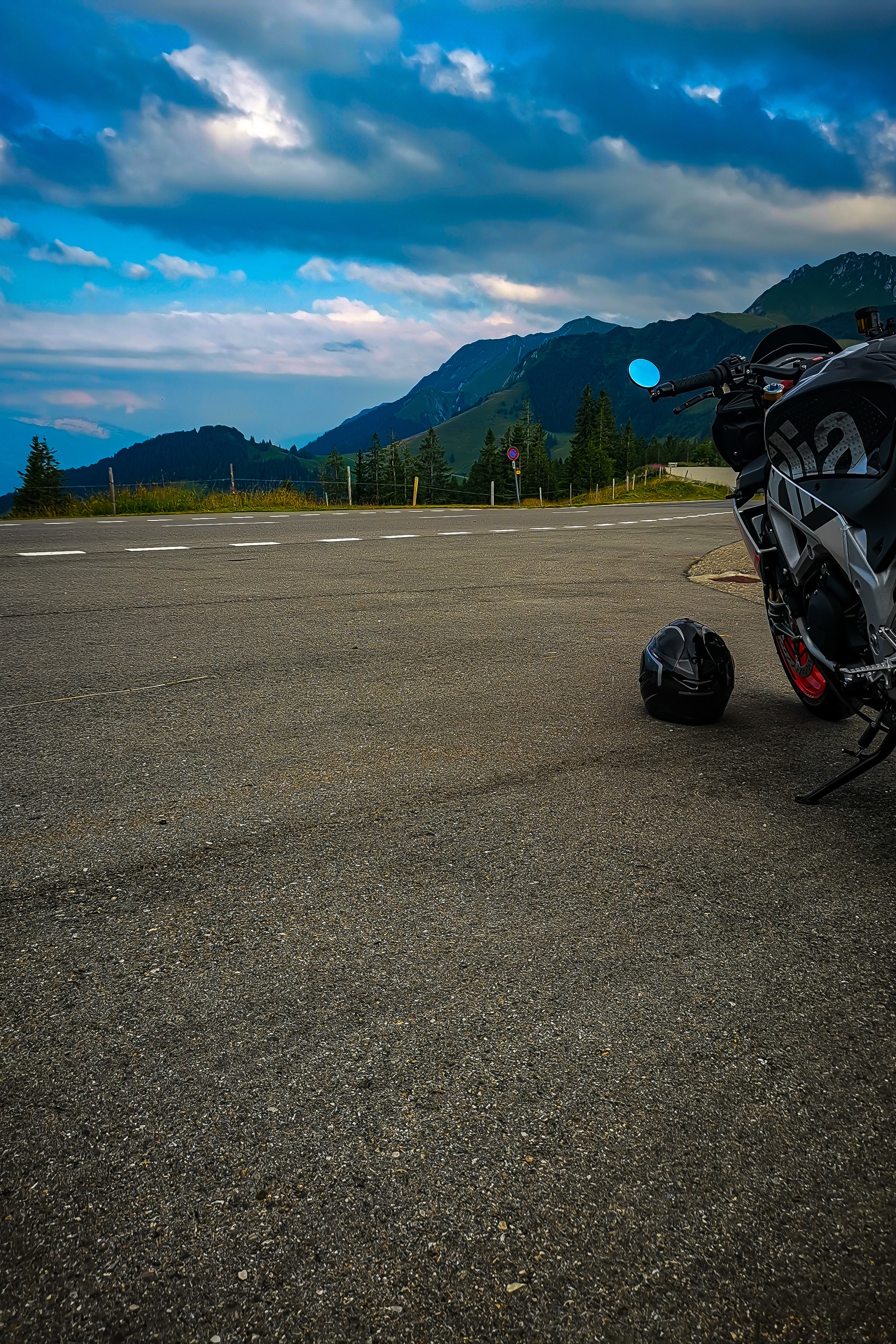 APRILIA Tuono V4 1100 Factory-image-8