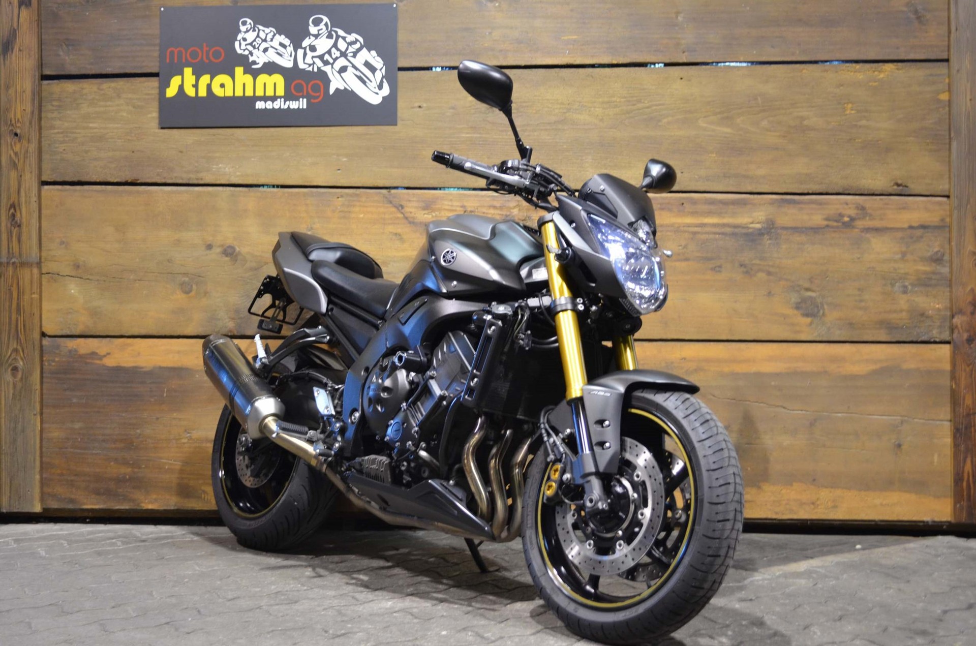YAMAHA FZ8 N ABS-showroom-element-1