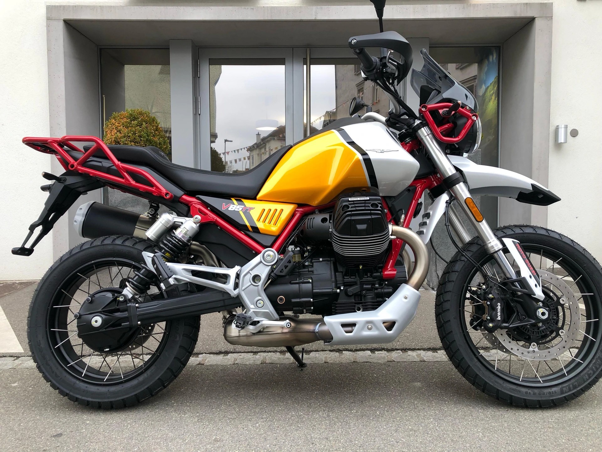 MOTO GUZZI V85 TT Premium Graphics 2-Tone-showroom-element-1