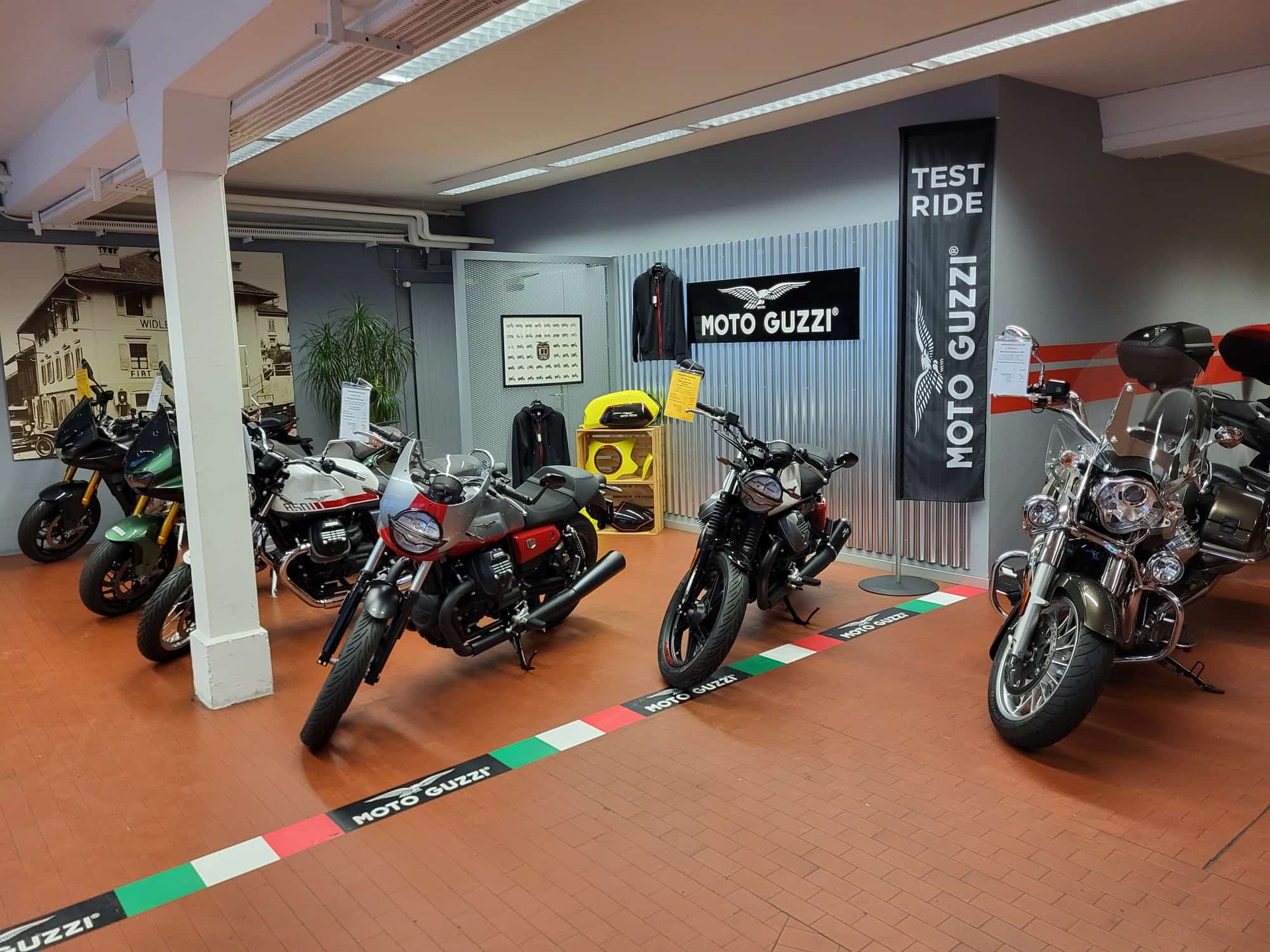 MOTO GUZZI V85 TT Premium Graphics 2-Tone-image-8