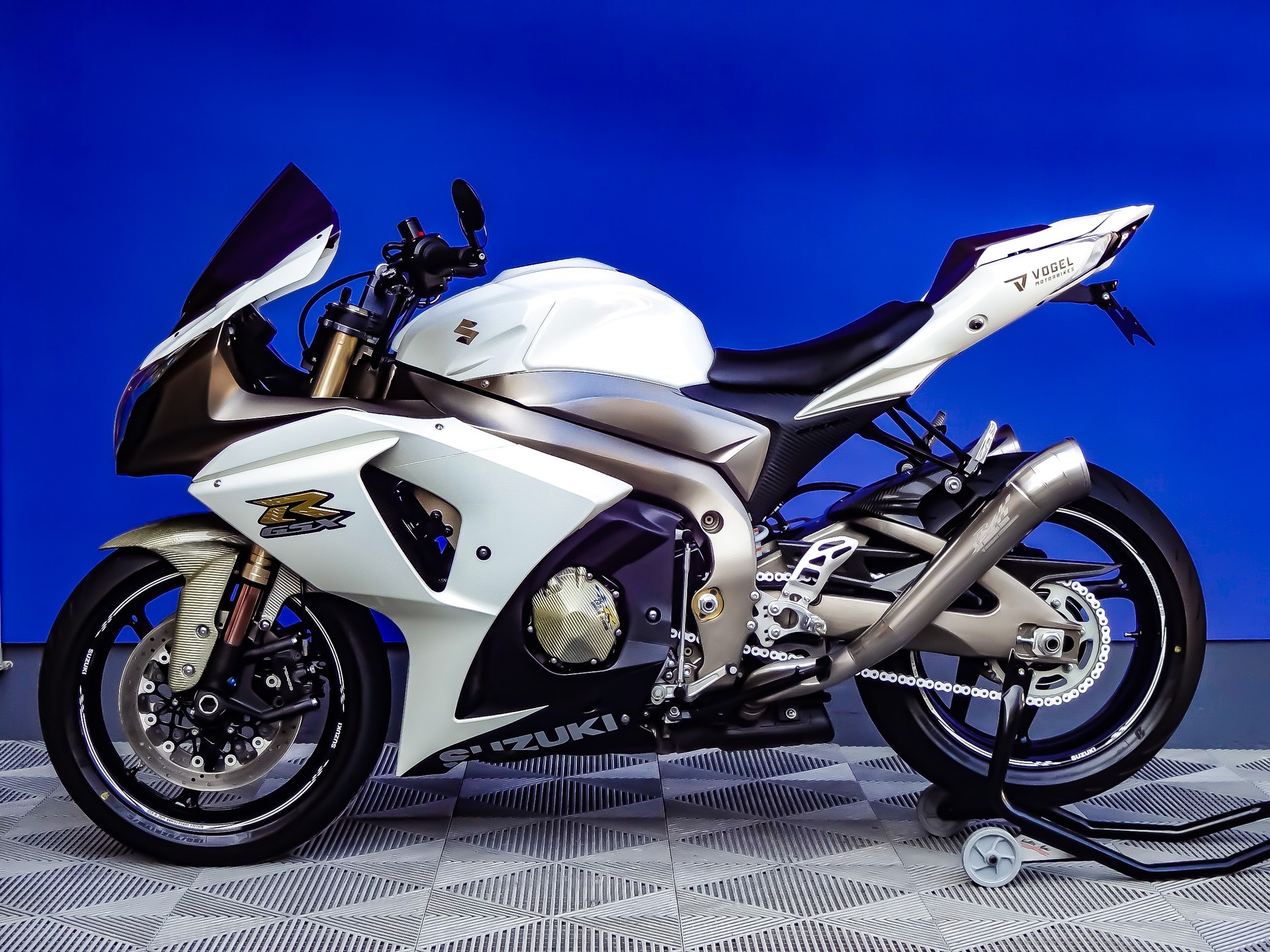 SUZUKI GSX-R 1000 L0-showroom-element-3