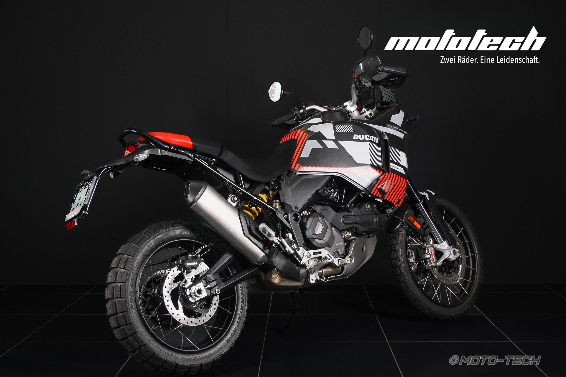 DUCATI Desert X-showroom-element-3