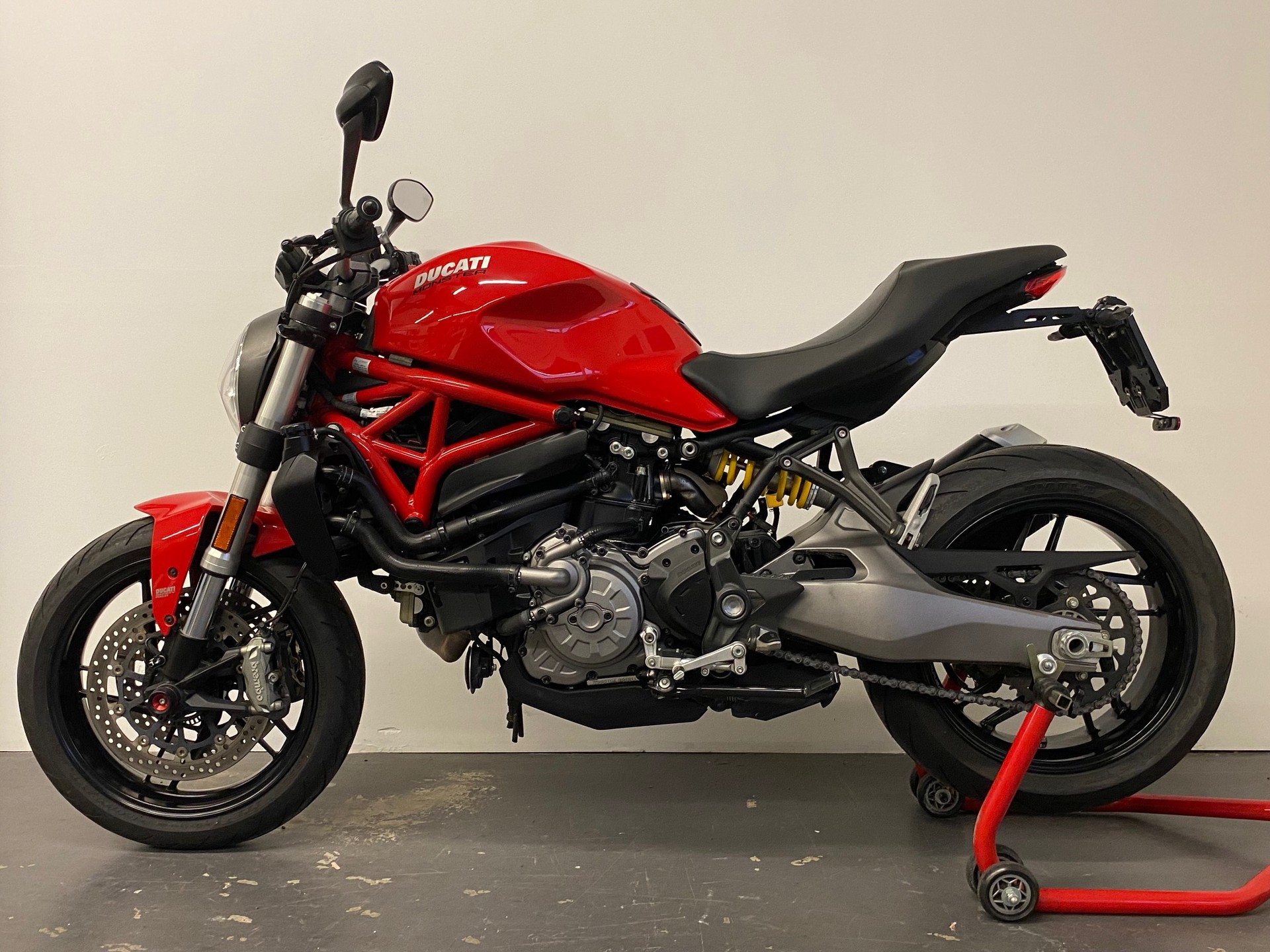 DUCATI Monster 821-showroom-element-1