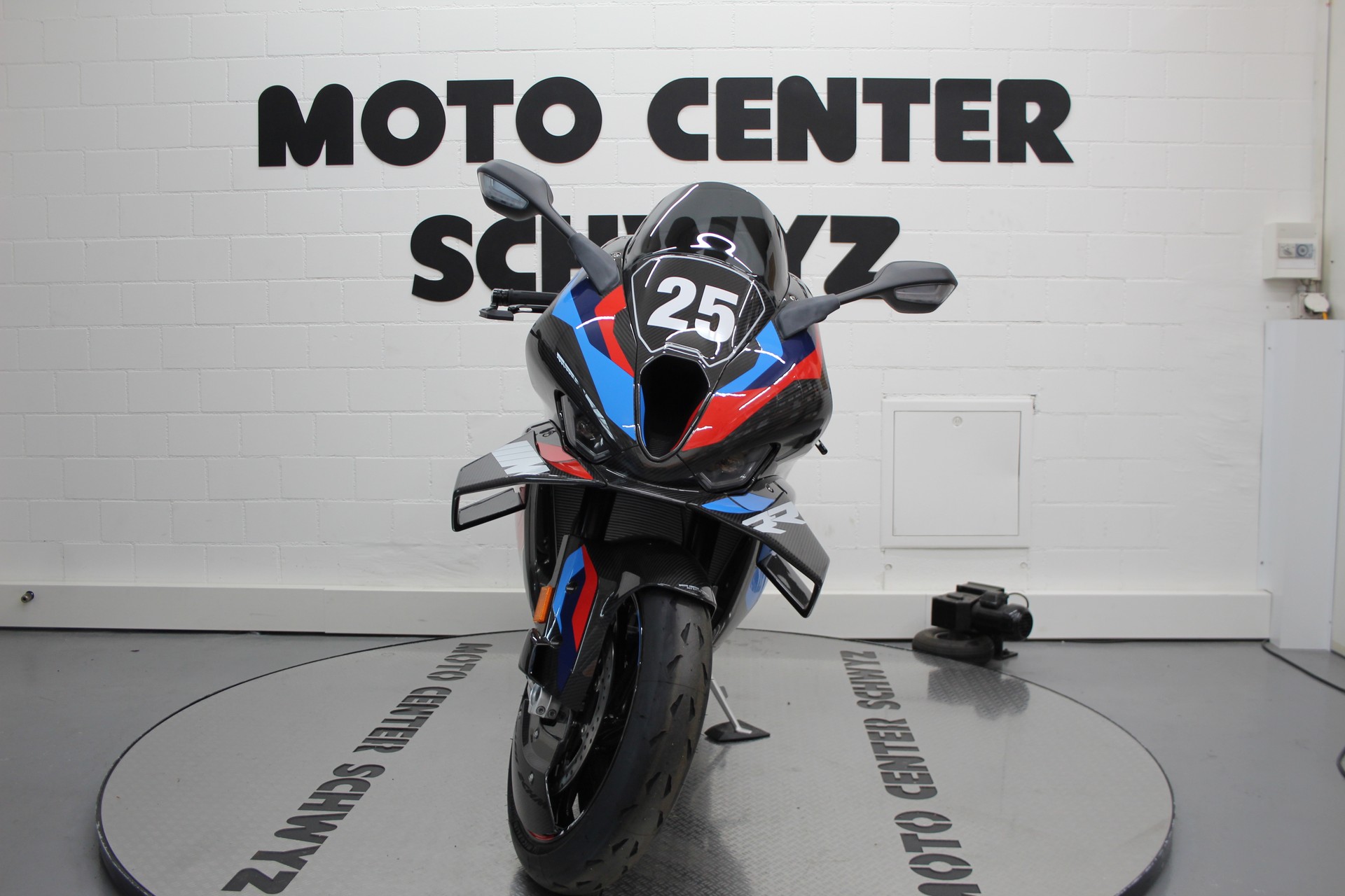 BMW M 1000 RR-showroom-element-2