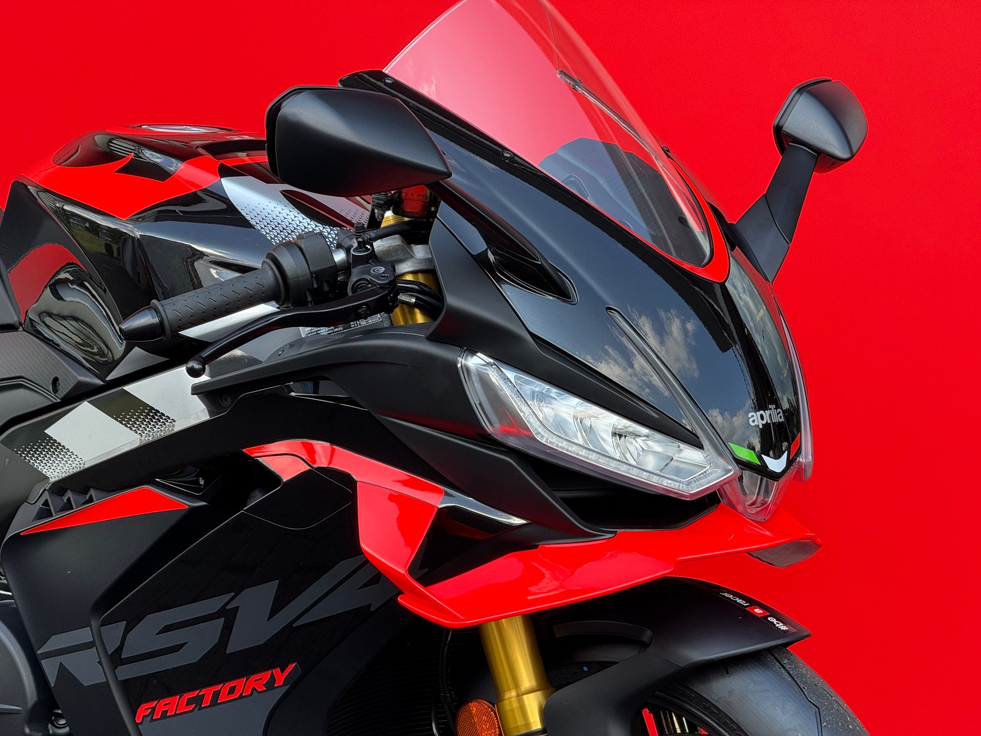 APRILIA RSV4 1100 FACTORY MY25-showroom-element-3