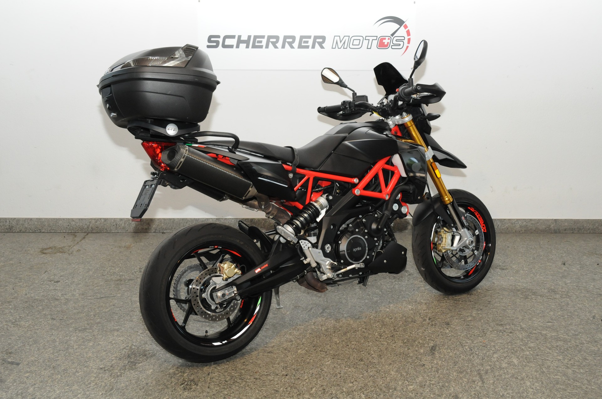 APRILIA Dorsoduro SMV 900-showroom-element-2